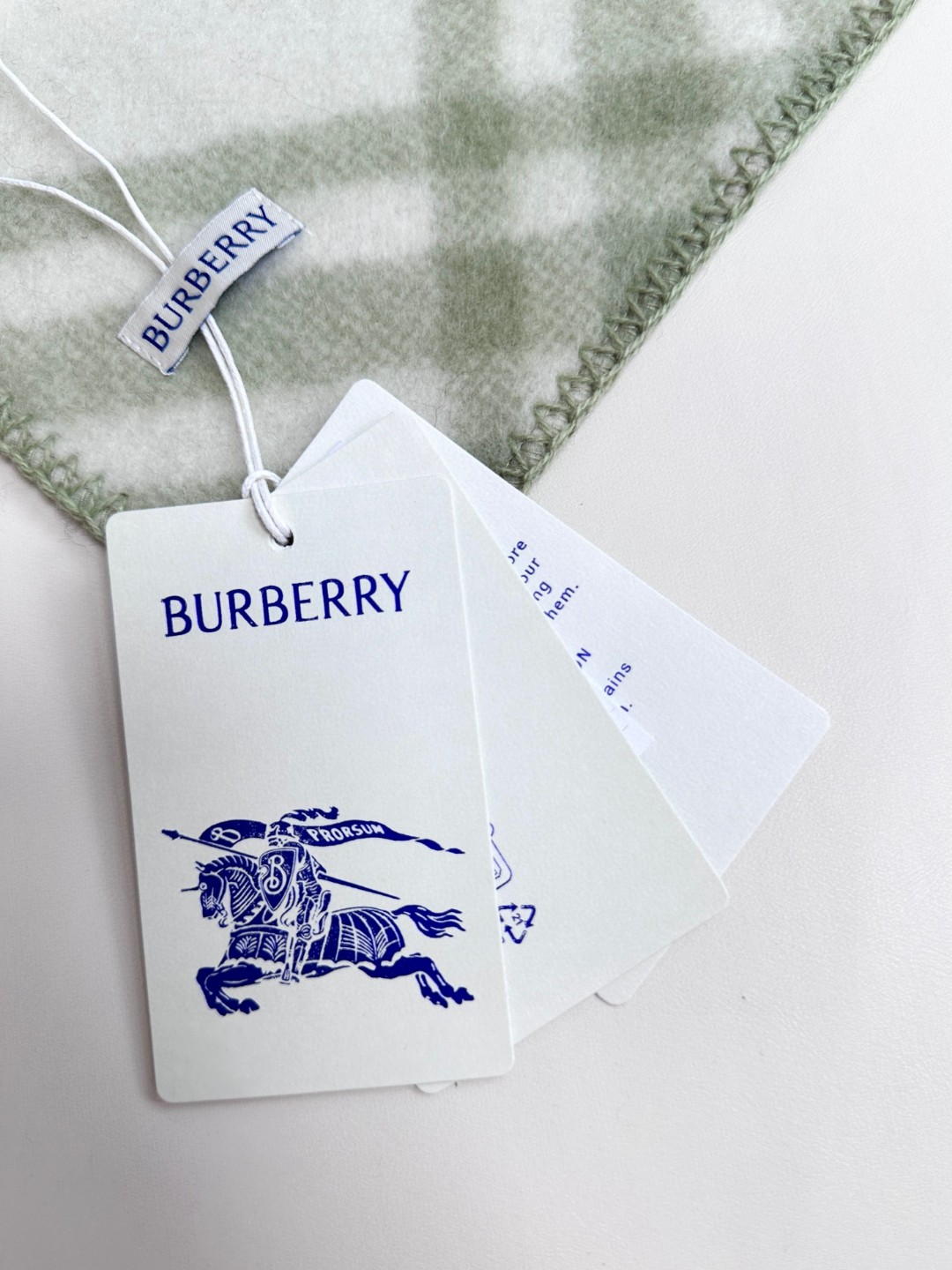 与去年帽子斗篷同一工厂订单出货，拿过的亲懂，真正的货美价优 （全智贤同款，百分百对版）Burberry可