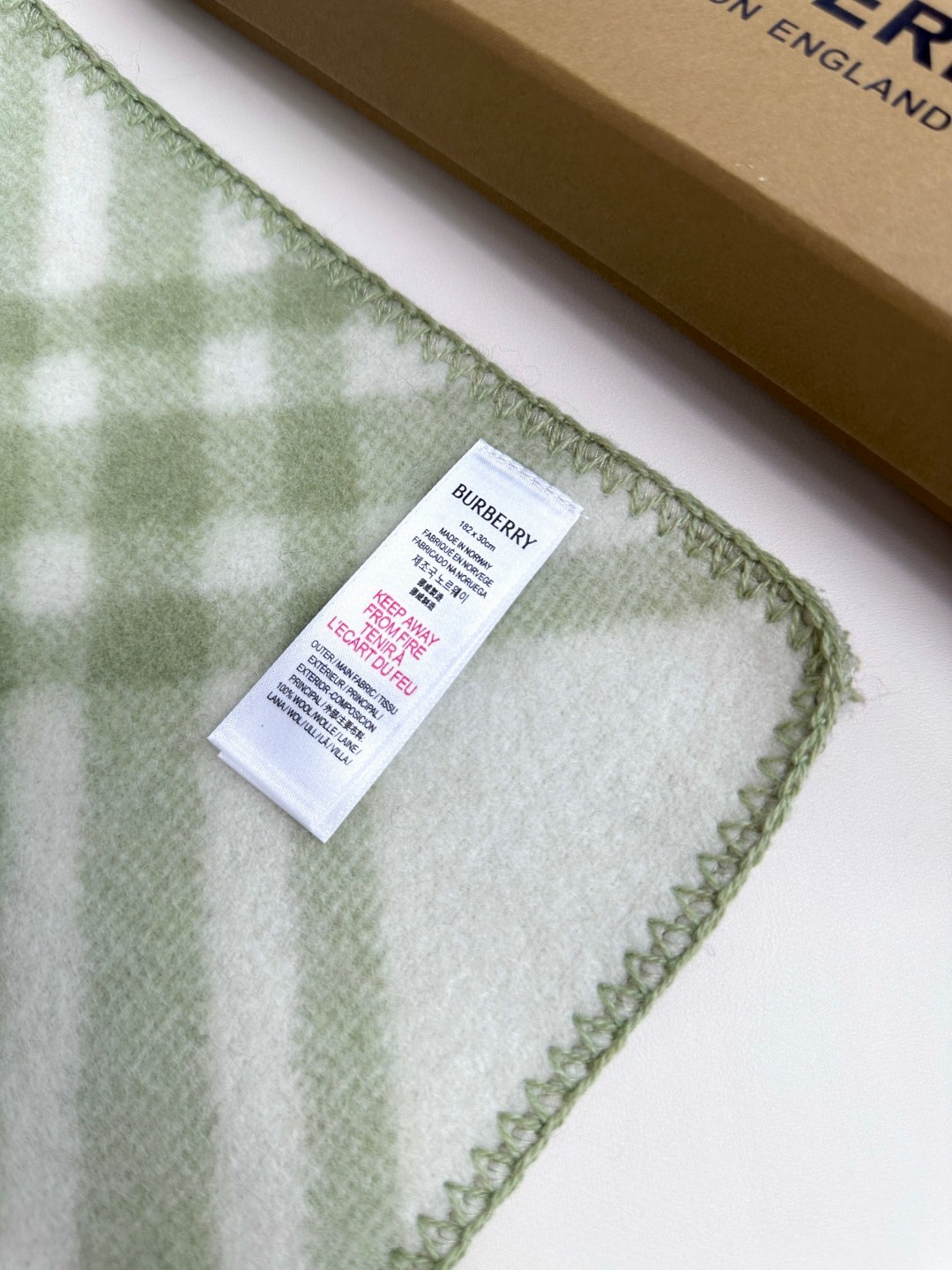 与去年帽子斗篷同一工厂订单出货，拿过的亲懂，真正的货美价优 （全智贤同款，百分百对版）Burberry可