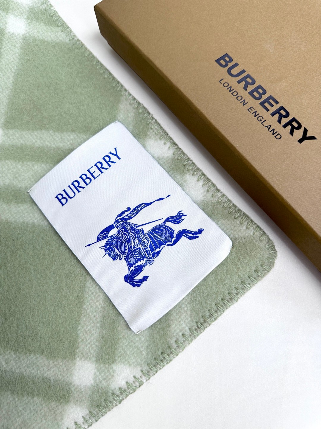 与去年帽子斗篷同一工厂订单出货，拿过的亲懂，真正的货美价优 （全智贤同款，百分百对版）Burberry可