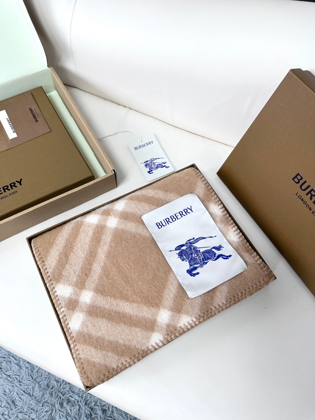 与去年帽子斗篷同一工厂订单出货，拿过的亲懂，真正的货美价优 （全智贤同款，百分百对版）Burberry可