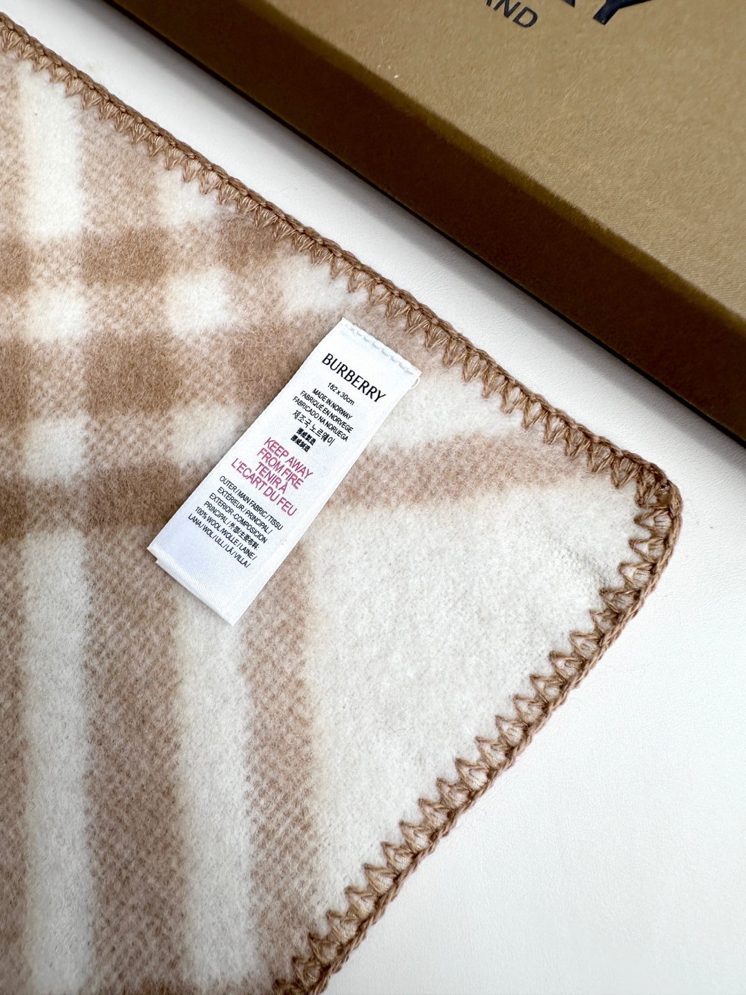 与去年帽子斗篷同一工厂订单出货，拿过的亲懂，真正的货美价优 （全智贤同款，百分百对版）Burberry可