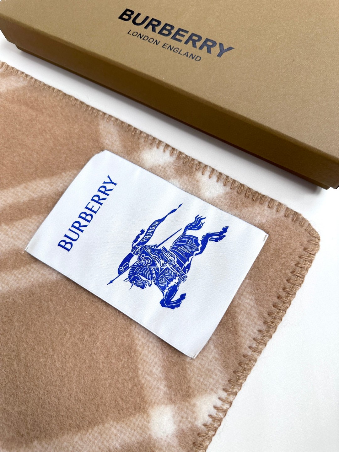 与去年帽子斗篷同一工厂订单出货，拿过的亲懂，真正的货美价优 （全智贤同款，百分百对版）Burberry可