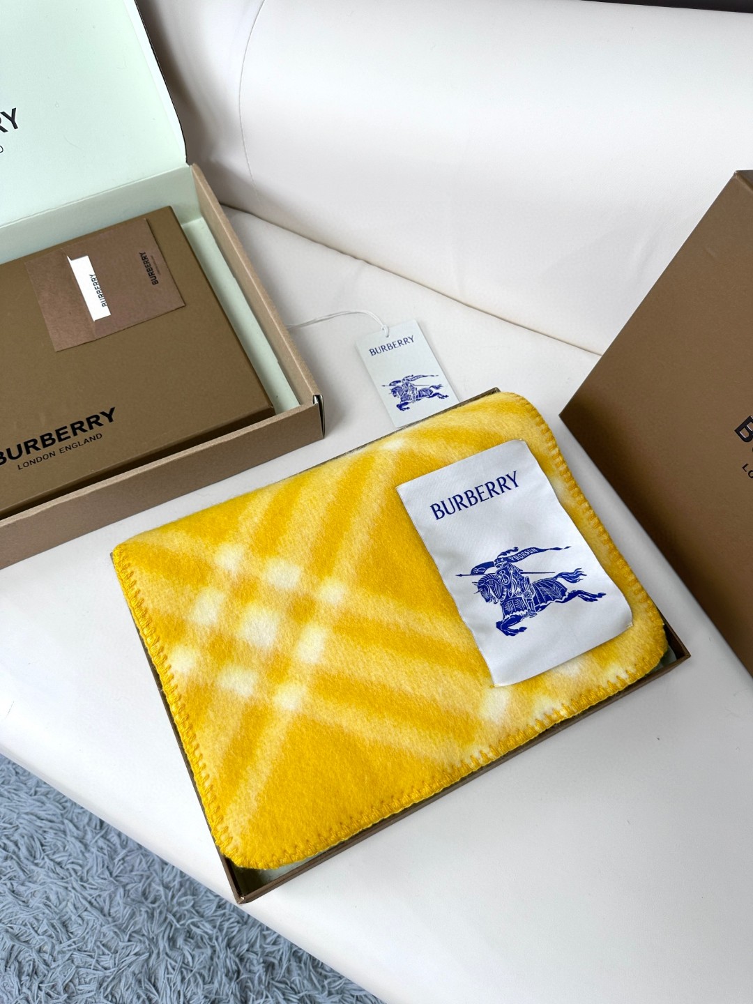 与去年帽子斗篷同一工厂订单出货，拿过的亲懂，真正的货美价优 （全智贤同款，百分百对版）Burberry可