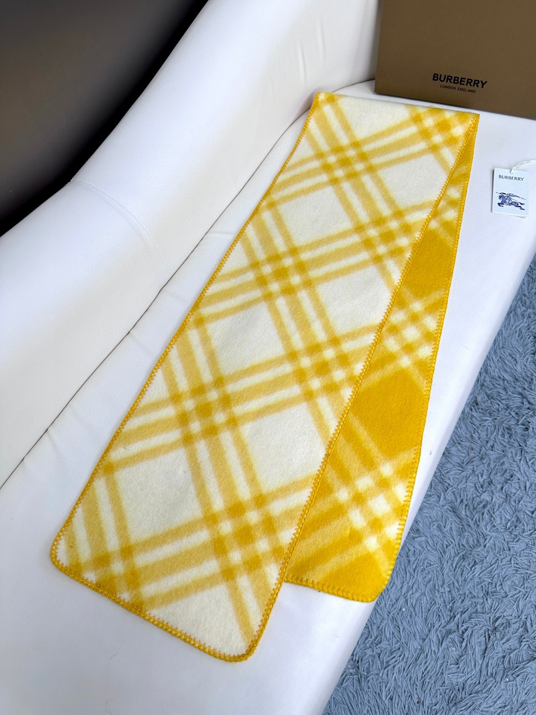 与去年帽子斗篷同一工厂订单出货，拿过的亲懂，真正的货美价优 （全智贤同款，百分百对版）Burberry可