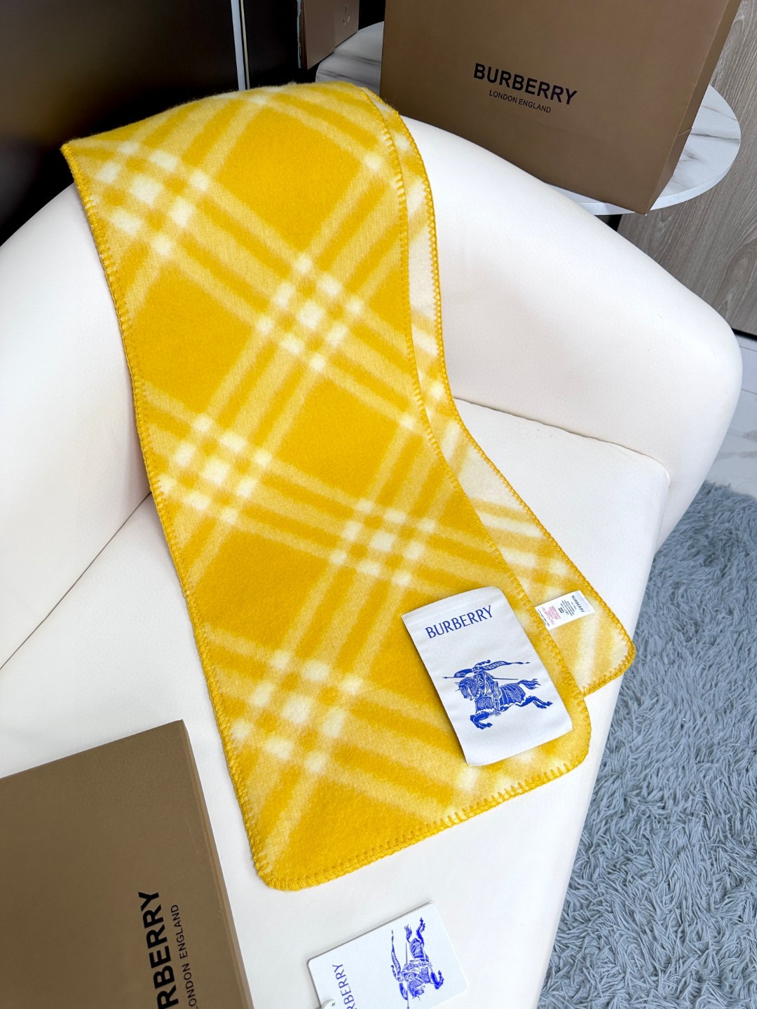 与去年帽子斗篷同一工厂订单出货，拿过的亲懂，真正的货美价优 （全智贤同款，百分百对版）Burberry可