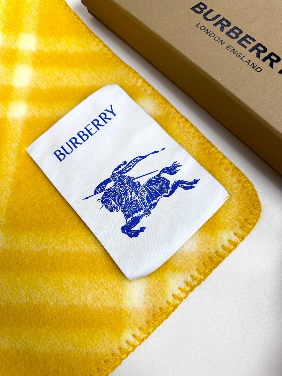 与去年帽子斗篷同一工厂订单出货，拿过的亲懂，真正的货美价优 （全智贤同款，百分百对版）Burberry可