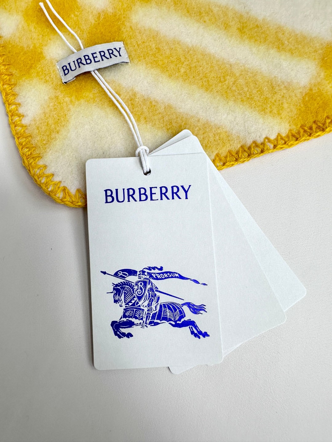 与去年帽子斗篷同一工厂订单出货，拿过的亲懂，真正的货美价优 （全智贤同款，百分百对版）Burberry可