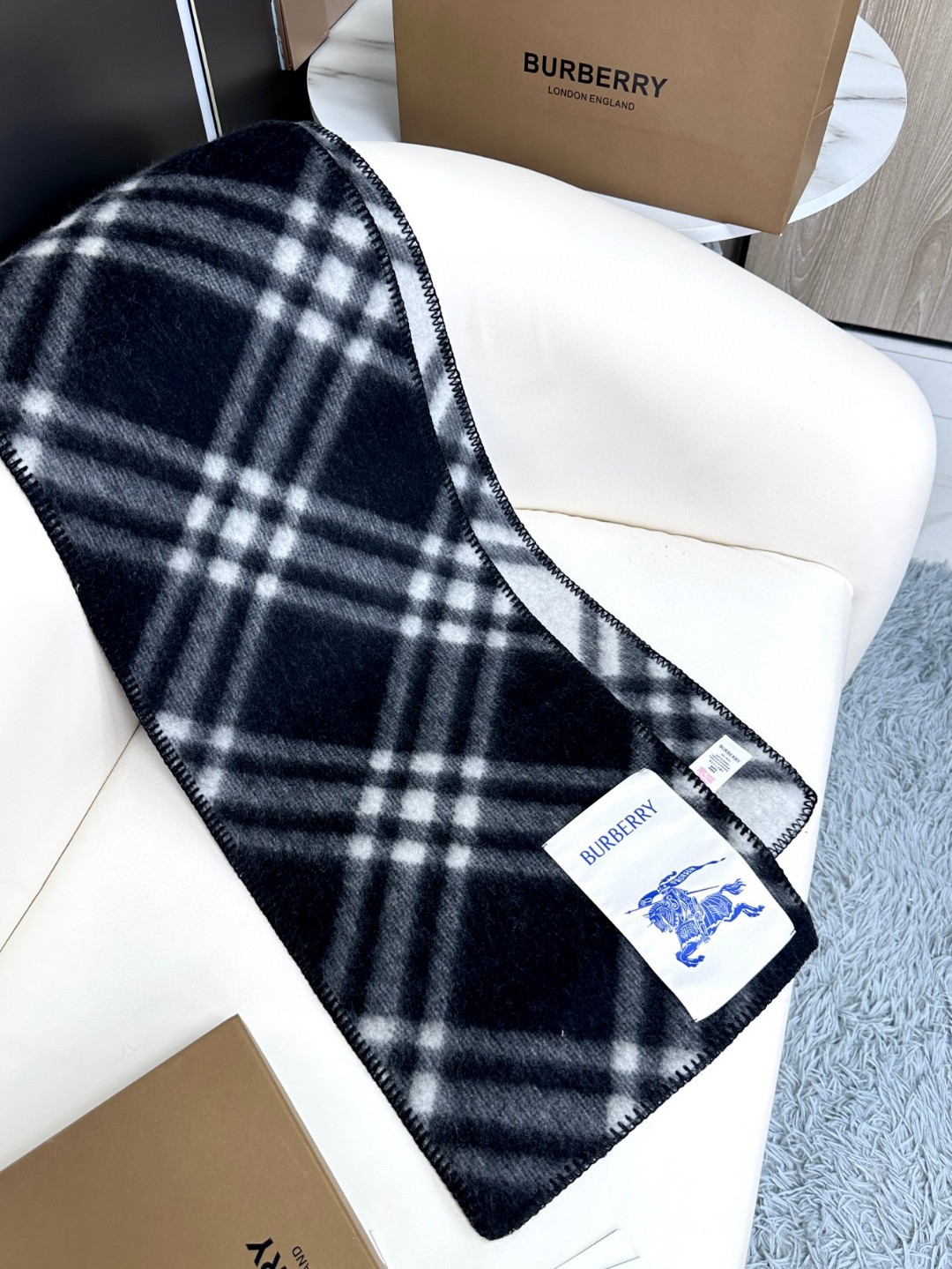 与去年帽子斗篷同一工厂订单出货，拿过的亲懂，真正的货美价优 （全智贤同款，百分百对版）Burberry可