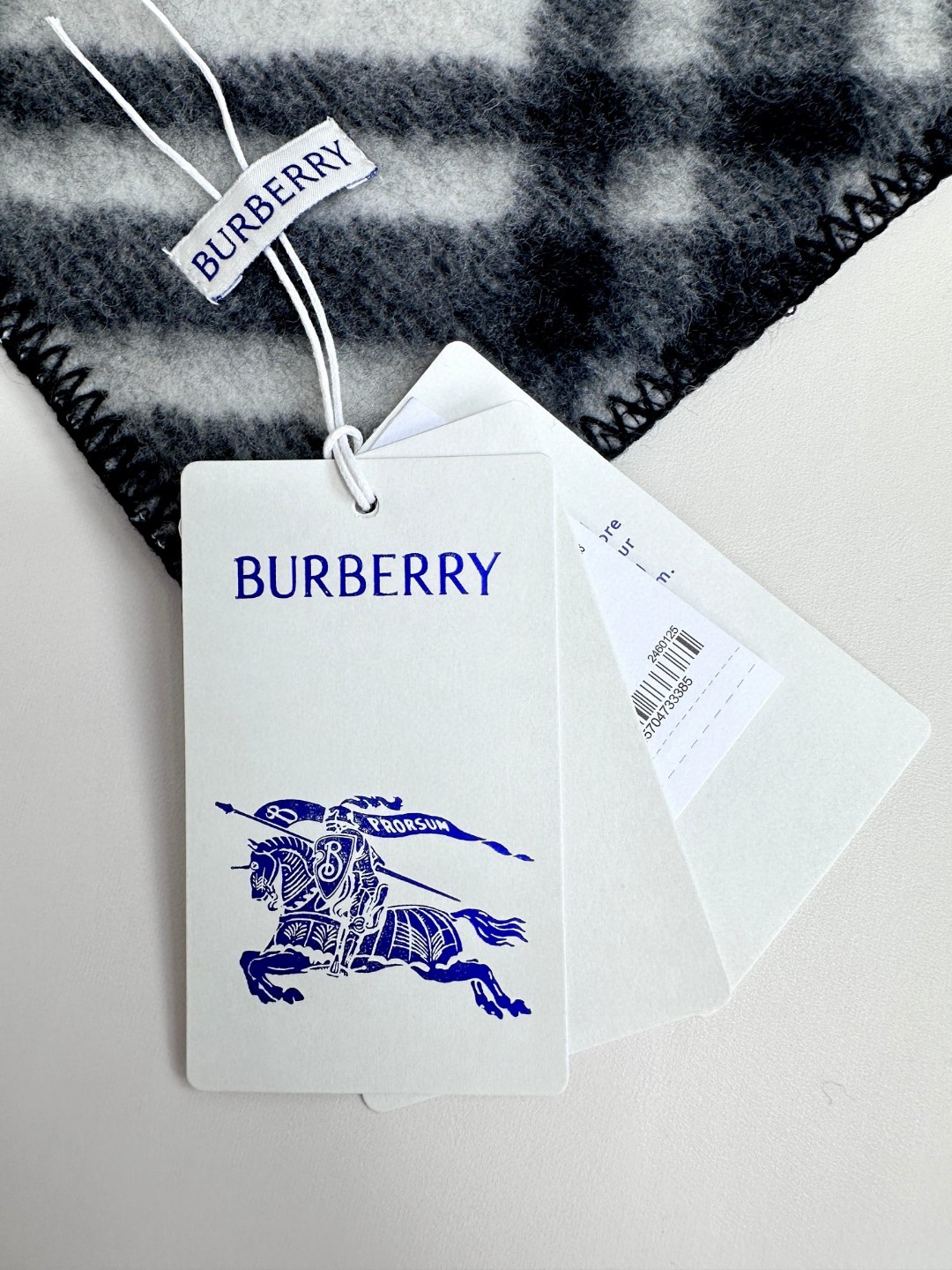 与去年帽子斗篷同一工厂订单出货，拿过的亲懂，真正的货美价优 （全智贤同款，百分百对版）Burberry可