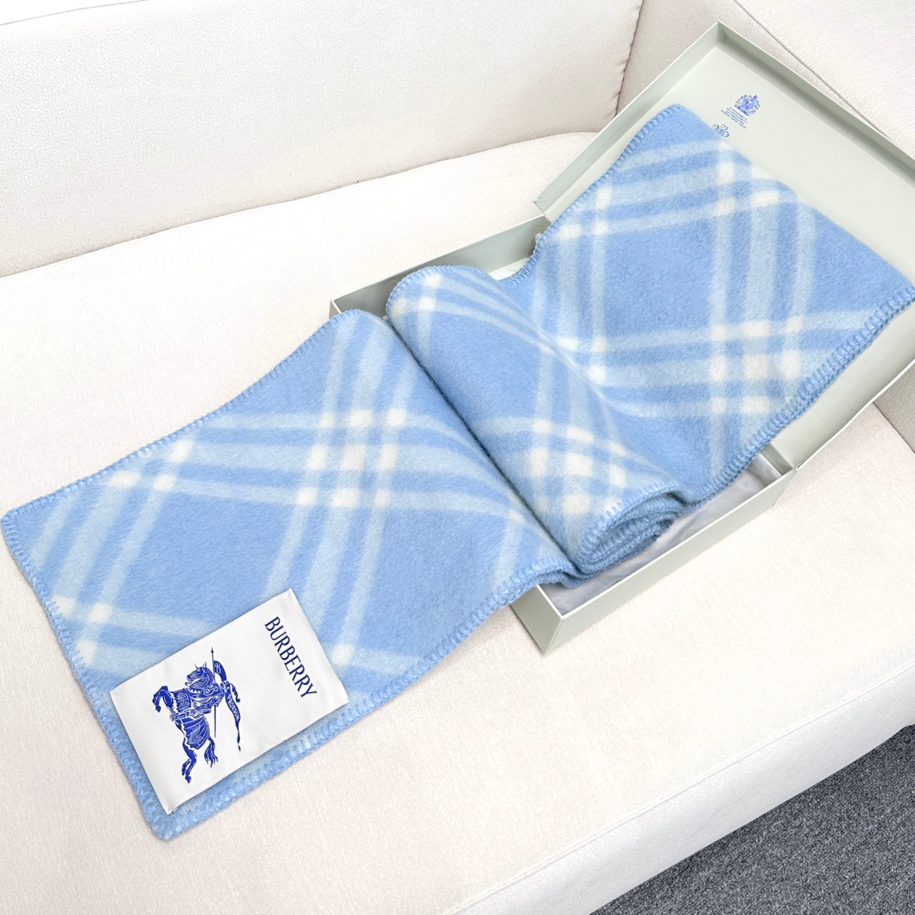 最新天兰色到！ （全智贤同款，百分百对版）Burberry可遇不可求的王炸级单品，绝对是独家级别，工艺与