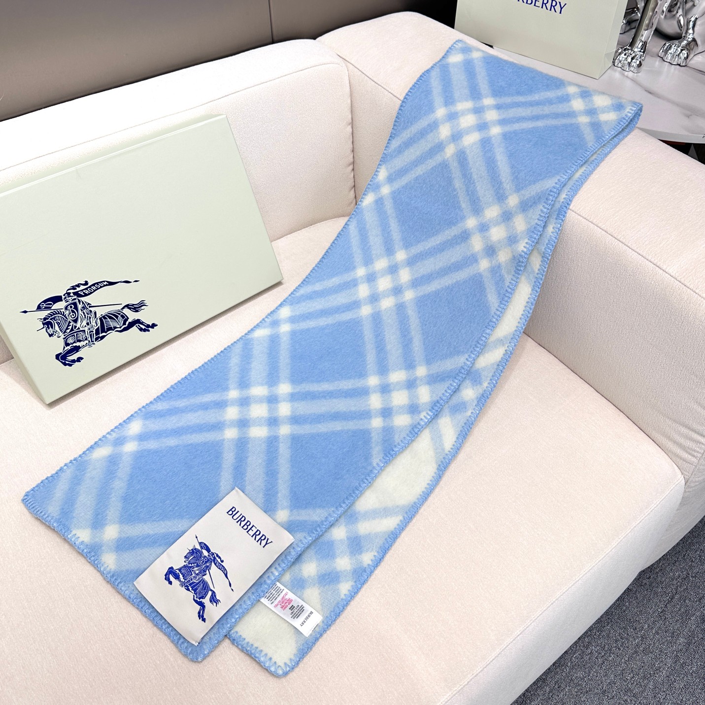 最新天兰色到！ （全智贤同款，百分百对版）Burberry可遇不可求的王炸级单品，绝对是独家级别，工艺与