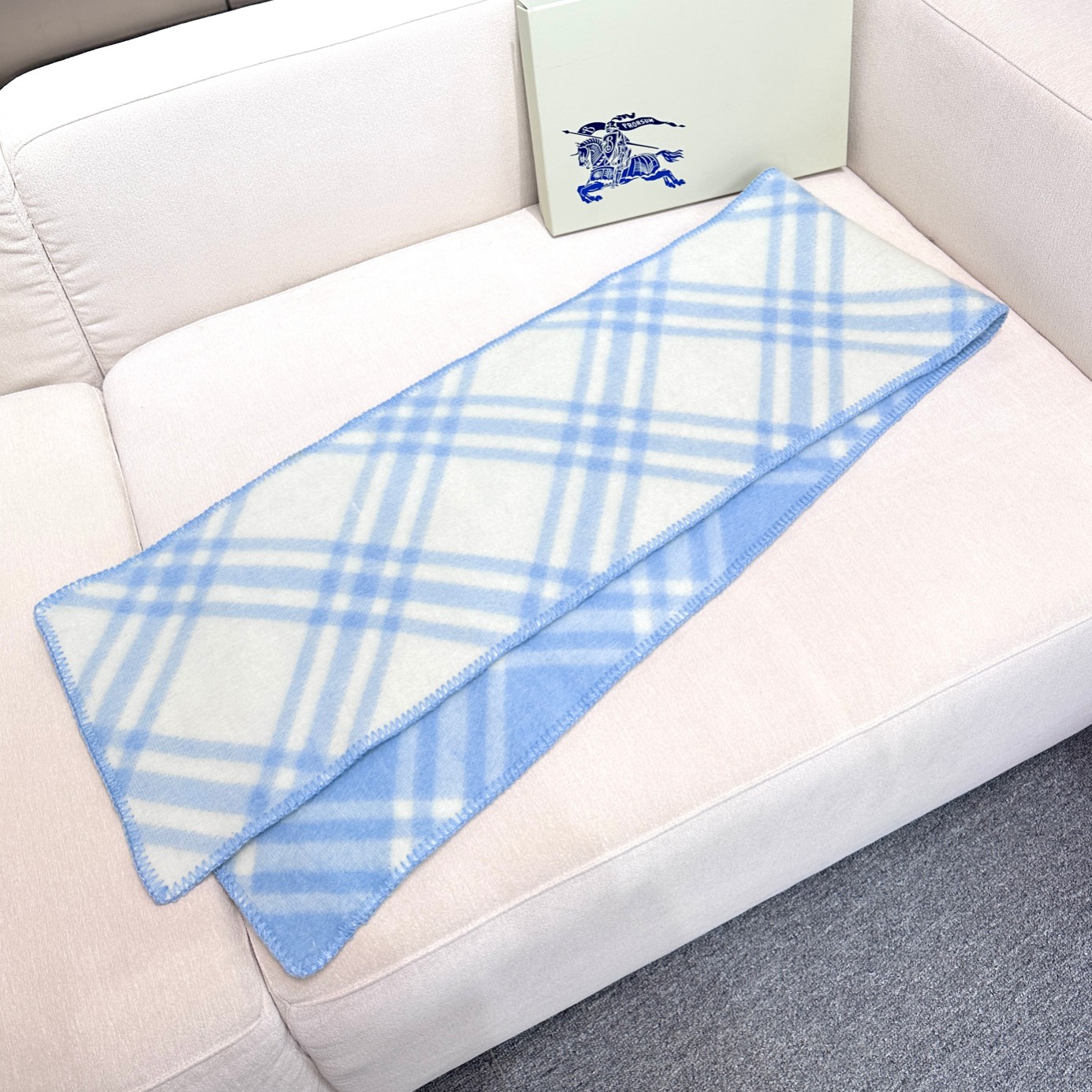 最新天兰色到！ （全智贤同款，百分百对版）Burberry可遇不可求的王炸级单品，绝对是独家级别，工艺与