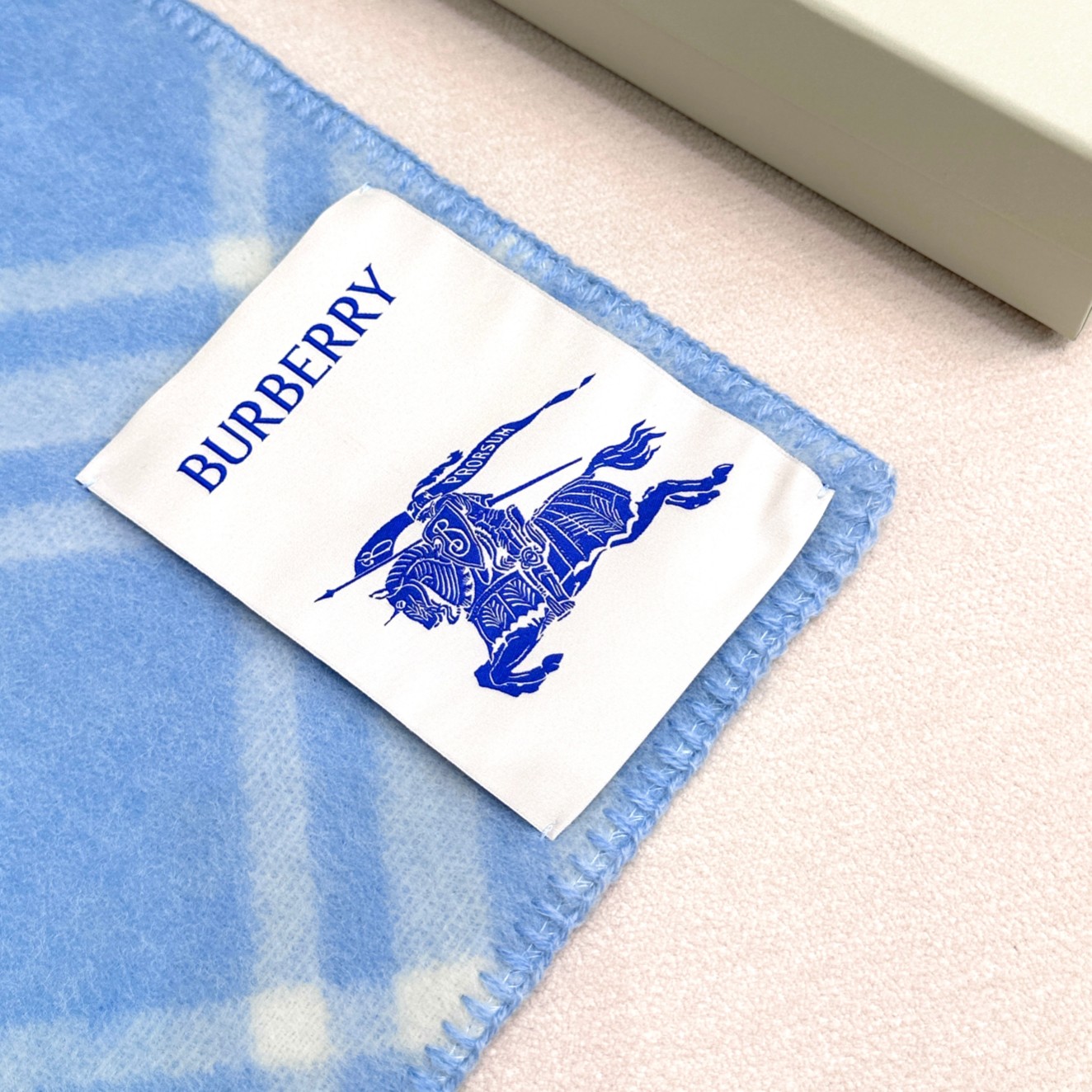 最新天兰色到！ （全智贤同款，百分百对版）Burberry可遇不可求的王炸级单品，绝对是独家级别，工艺与