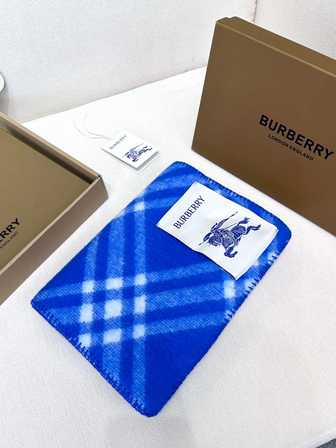 与去年帽子斗篷同一工厂订单出货，拿过的亲懂，真正的货美价优 （全智贤同款，百分百对版）Burberry可