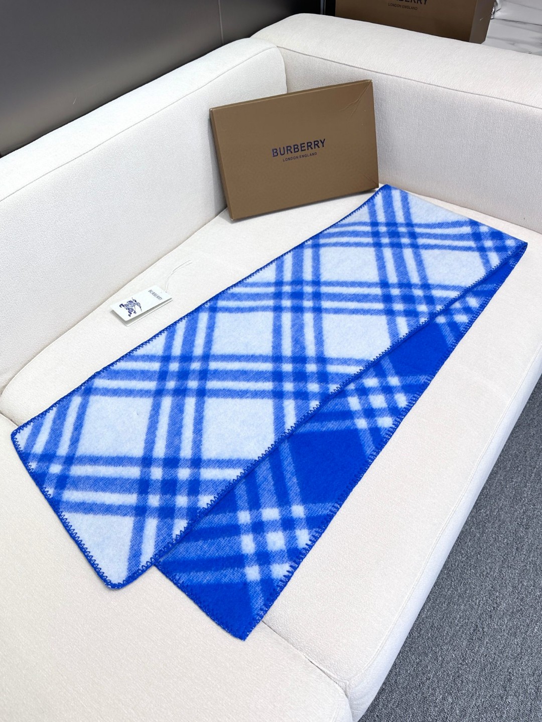 与去年帽子斗篷同一工厂订单出货，拿过的亲懂，真正的货美价优 （全智贤同款，百分百对版）Burberry可