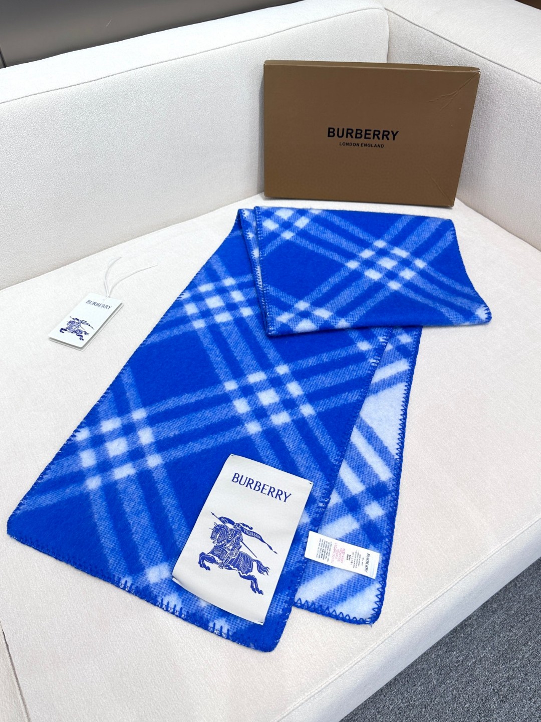 与去年帽子斗篷同一工厂订单出货，拿过的亲懂，真正的货美价优 （全智贤同款，百分百对版）Burberry可