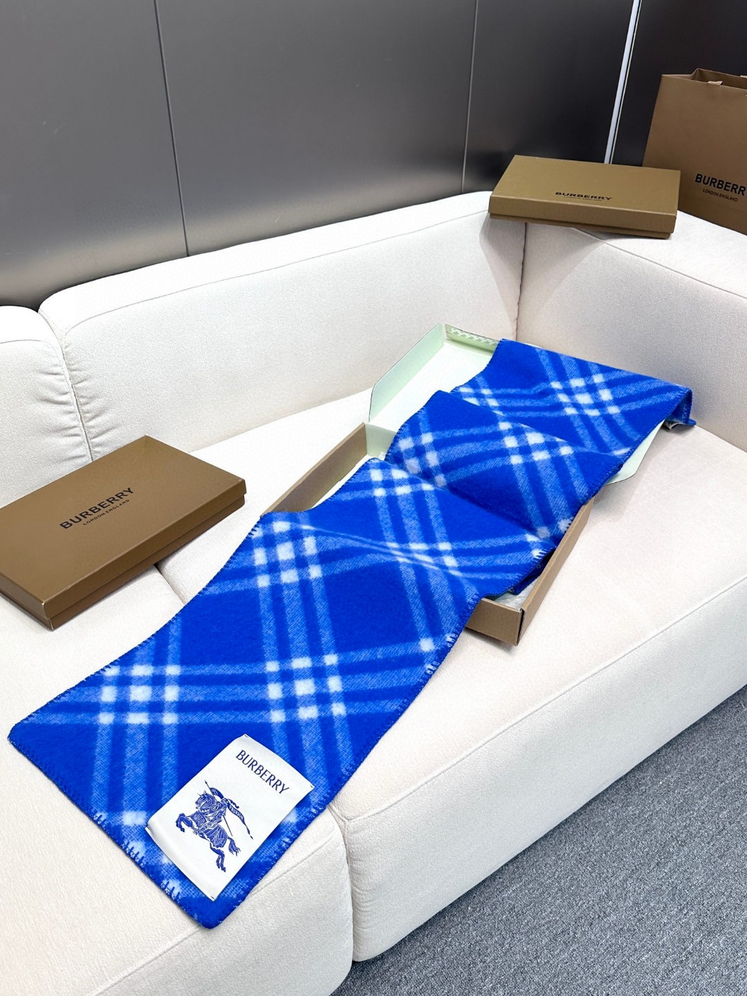 与去年帽子斗篷同一工厂订单出货，拿过的亲懂，真正的货美价优 （全智贤同款，百分百对版）Burberry可