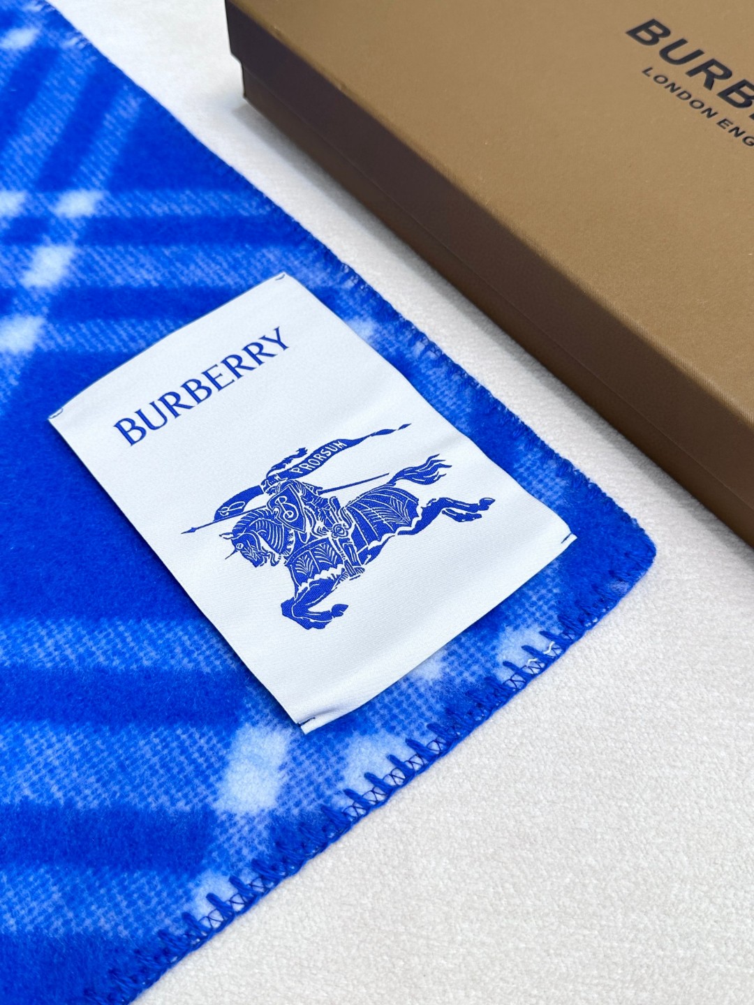 与去年帽子斗篷同一工厂订单出货，拿过的亲懂，真正的货美价优 （全智贤同款，百分百对版）Burberry可