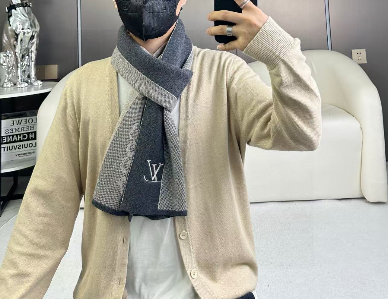 Louis Vuitton Men's Classic Grey Wool-Cashmere Blend Jacquard Scarf