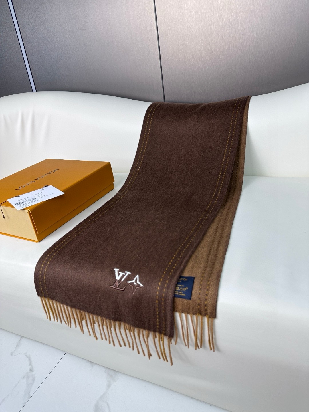 P145 怒赞自留,难得的高端女款‼️家属福利‼️LV非常正的男女围巾~面料大爱,非常柔软细腻舒服,‼️大气简约,超级好看的男女神配色,任何人都会喜欢的款吧,小小Logo非常精致的点缀,有质感不张扬~大货几个月前已装船发走~尾单余一丢丢福利大家~‼️经典男女的30cm宽羊绒围巾‼️男女通用款式,100%羊绒,规格30*180 ❗搭配正装或者搭配休闲装都很合适~对折挂围或者绕圈围都完全可以,绅士有型~有温度的风度‼️三色