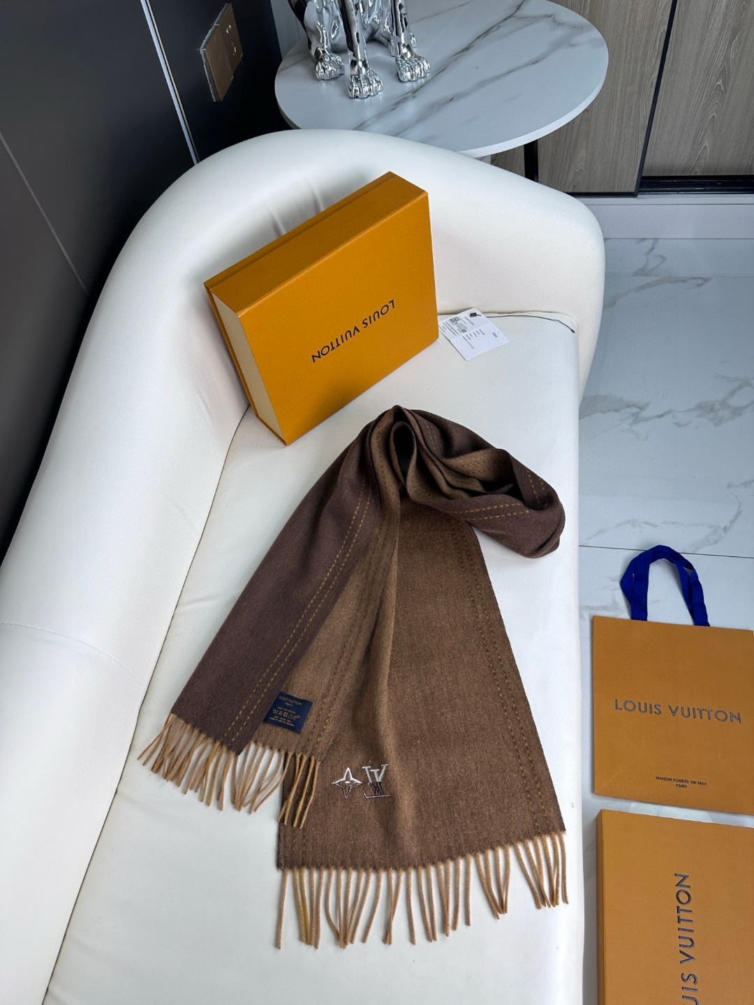 P145 怒赞自留,难得的高端女款‼️家属福利‼️LV非常正的男女围巾~面料大爱,非常柔软细腻舒服,‼️大气简约,超级好看的男女神配色,任何人都会喜欢的款吧,小小Logo非常精致的点缀,有质感不张扬~大货几个月前已装船发走~尾单余一丢丢福利大家~‼️经典男女的30cm宽羊绒围巾‼️男女通用款式,100%羊绒,规格30*180 ❗搭配正装或者搭配休闲装都很合适~对折挂围或者绕圈围都完全可以,绅士有型~有温度的风度‼️三色