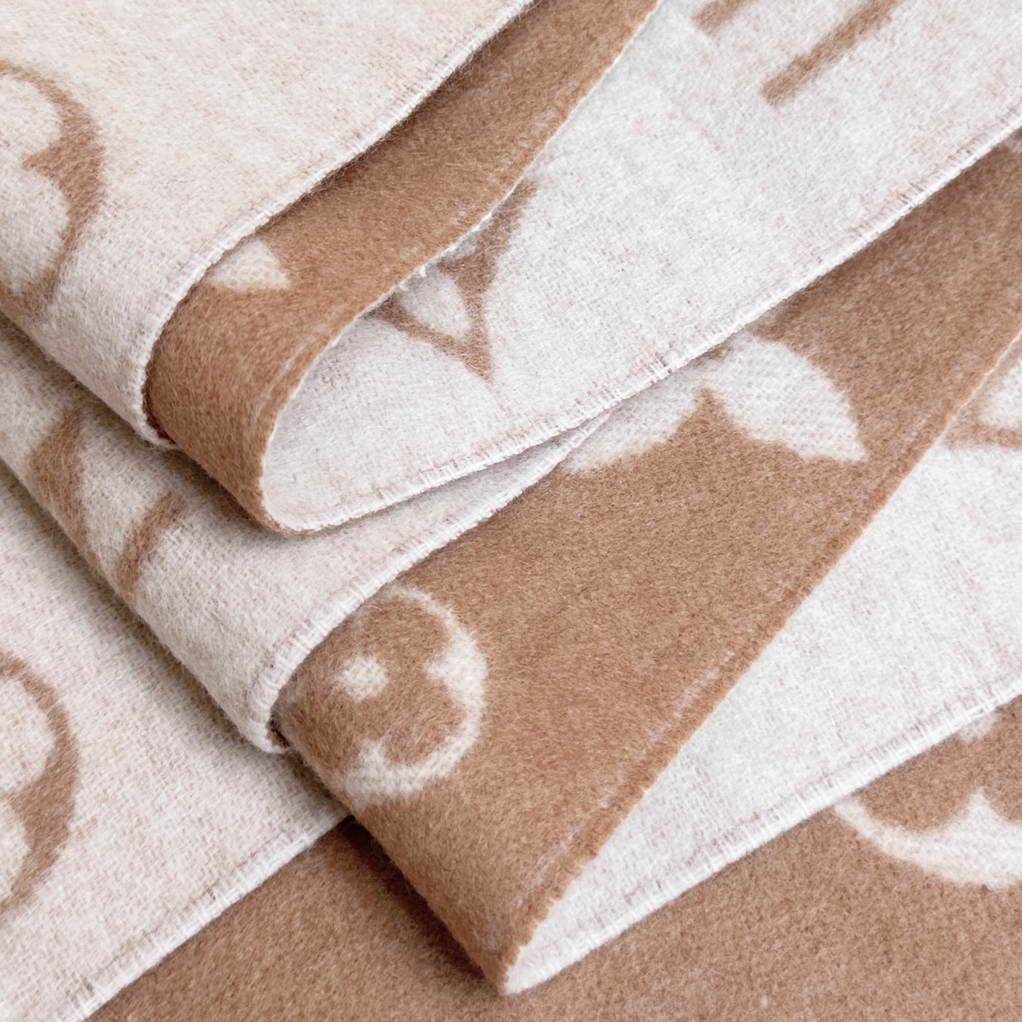 Reykjavik 2.0 围巾为柔软山羊绒标注 Monogram 花卉和 LV 字母，其间点缀品牌名称