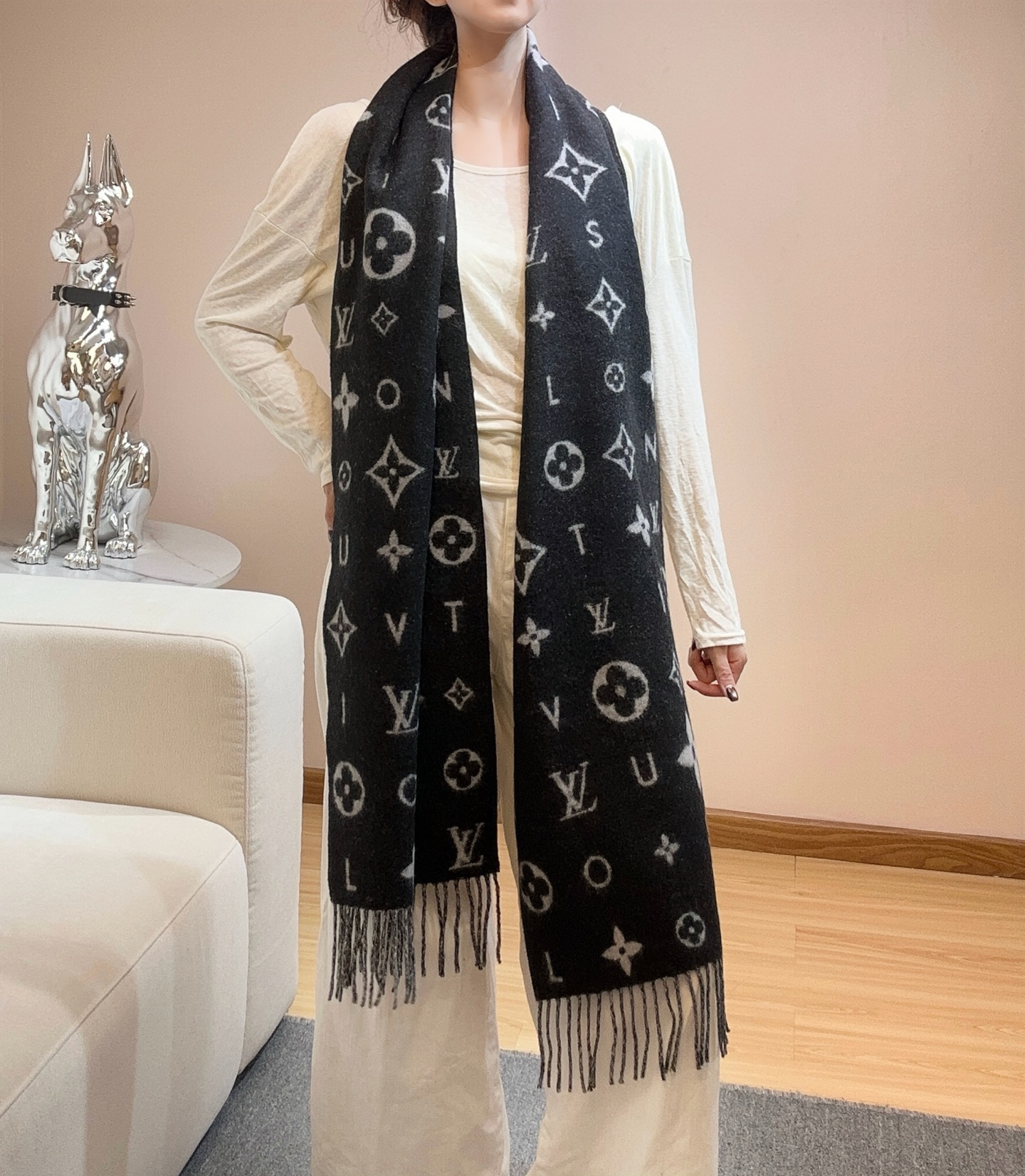 NO:619970,Reykjavik 2.0 scarf is made of soft cashmere marked with Monogram flowers and LV letters, embellished with a single letter of the brand name, renewing the classic with a modern style. The elongated design is suitable for wrapping around the neck and can also be used as a balaclava. 220 x 40 cm (excluding tassels), cashmere Monogram pattern tassel trim high version scarf, high version scarf, louis vuitton,hats19860909Reykjavik 2.0 围巾为柔软山羊绒标注 Monogram 花卉和 LV 字母,其间点缀品牌名称的单一字母,以摩登风姿焕新经典.加长设计适宜环绕颈部,亦可用作巴拉克拉法帽. 220 x40厘米（不含流苏）, 山羊绒 Monogram 图案 流苏饰边高版本围巾,高版本围巾,louis vuitton,hats,scarf