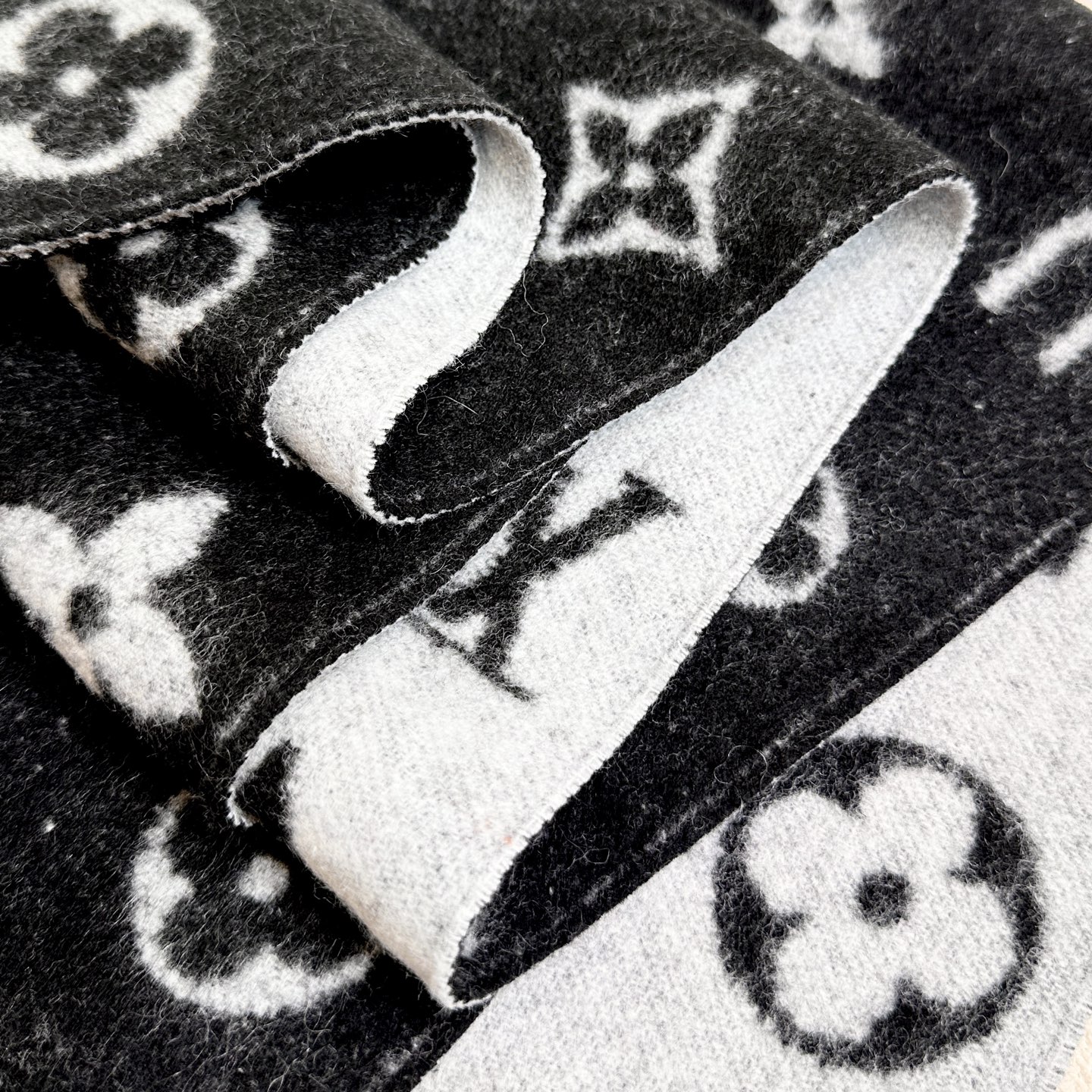 Reykjavik 2.0 围巾为柔软山羊绒标注 Monogram 花卉和 LV 字母，其间点缀品牌名称