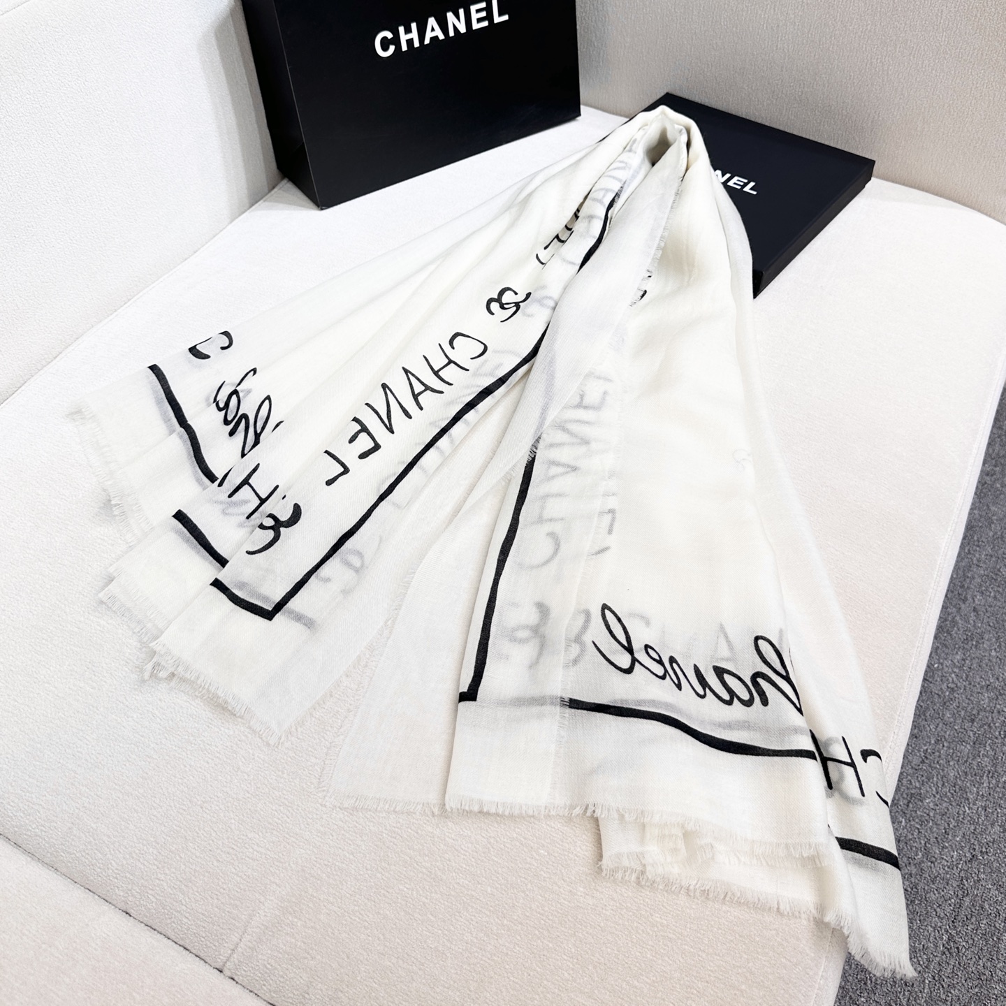 25C 上新❤️Chanel香奈儿米白色羊绒混纺黑色素字母双c 流苏围巾围脖披肩 高冷女神最爱，简约百塔