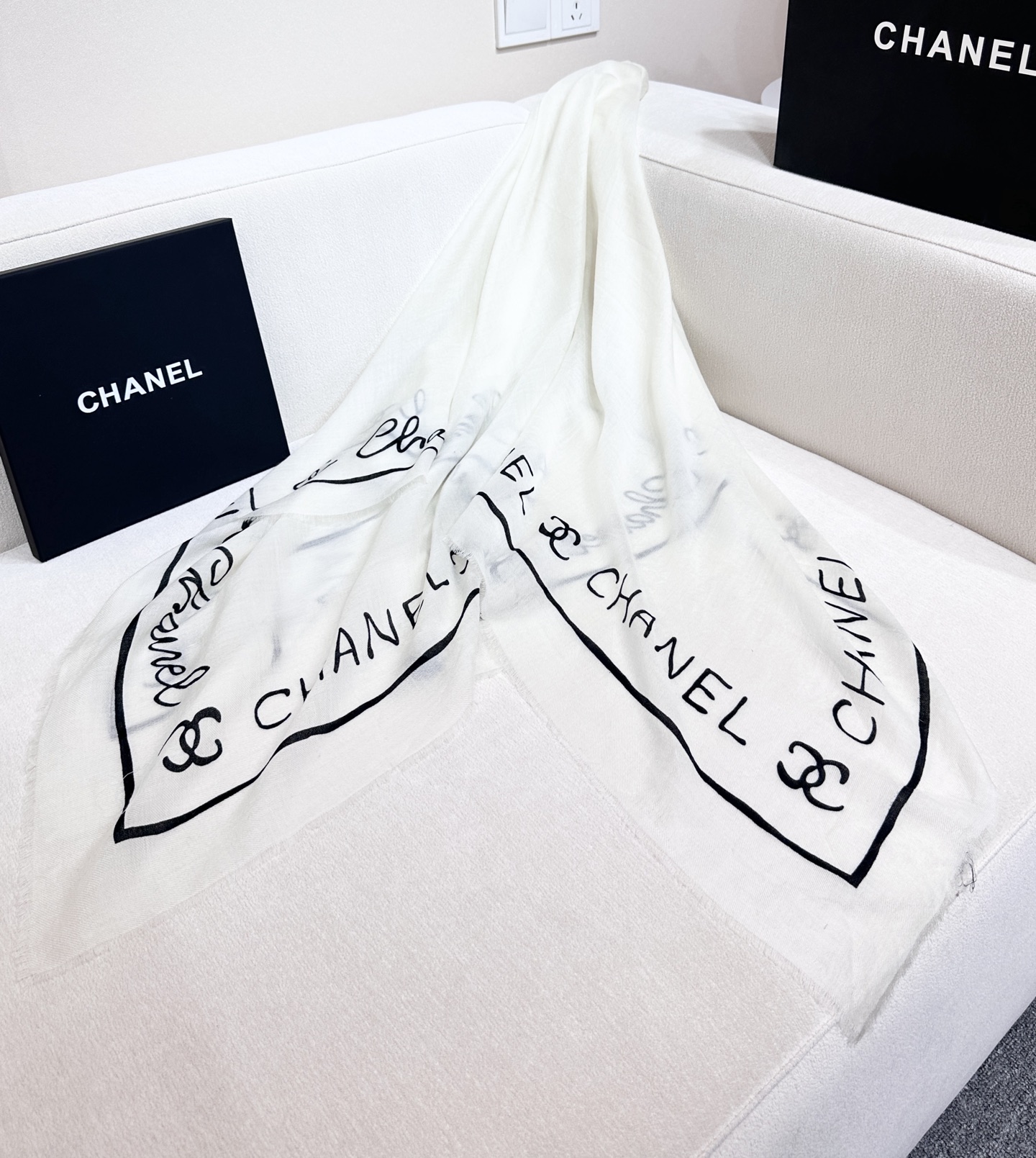 25C 上新❤️Chanel香奈儿米白色羊绒混纺黑色素字母双c 流苏围巾围脖披肩 高冷女神最爱，简约百塔