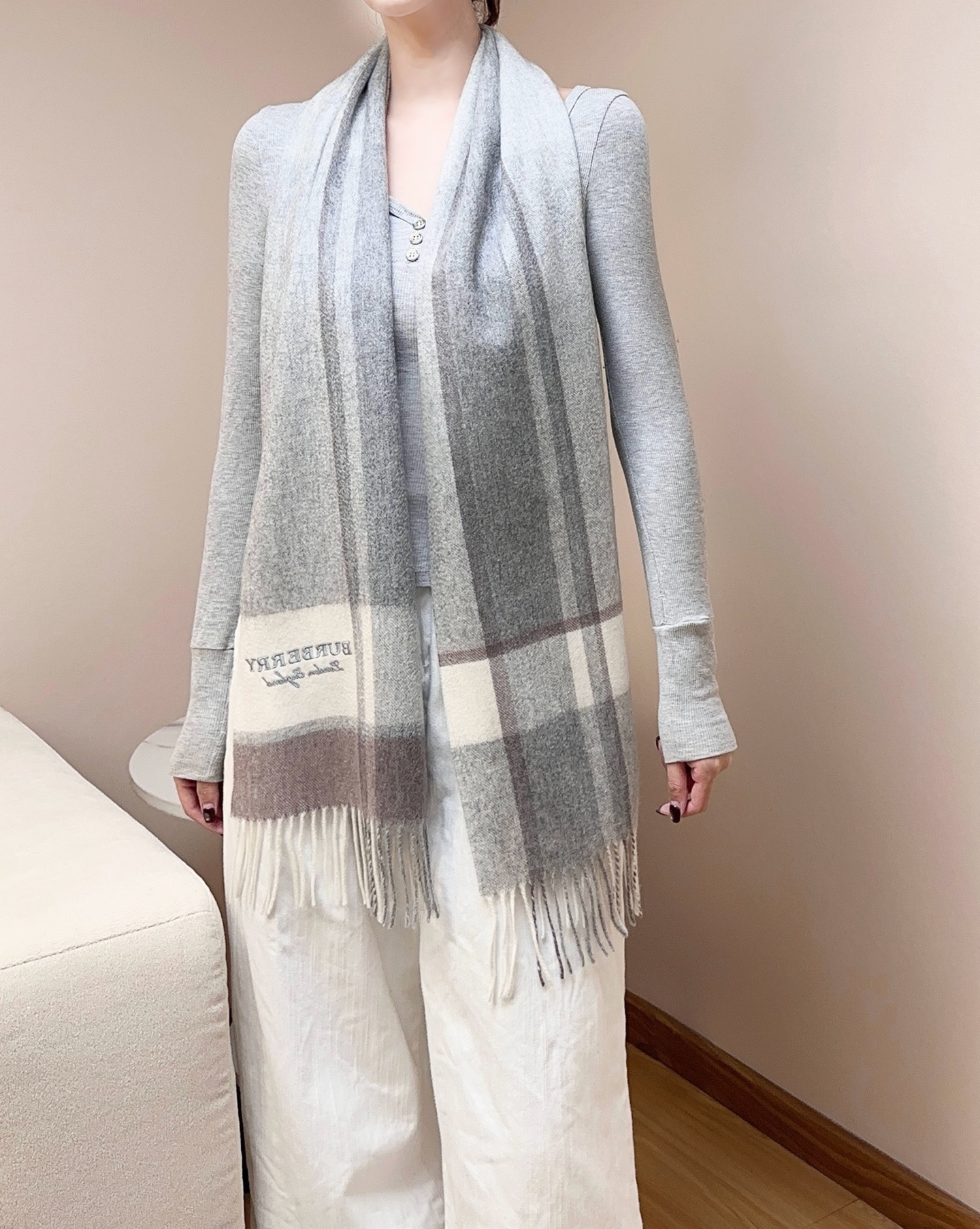 上新❤️百分之百山羊绒！2025年巴宝利难得的高端男女土围巾~面料大爱，非常柔软细腻舒服‼大气简约，超级