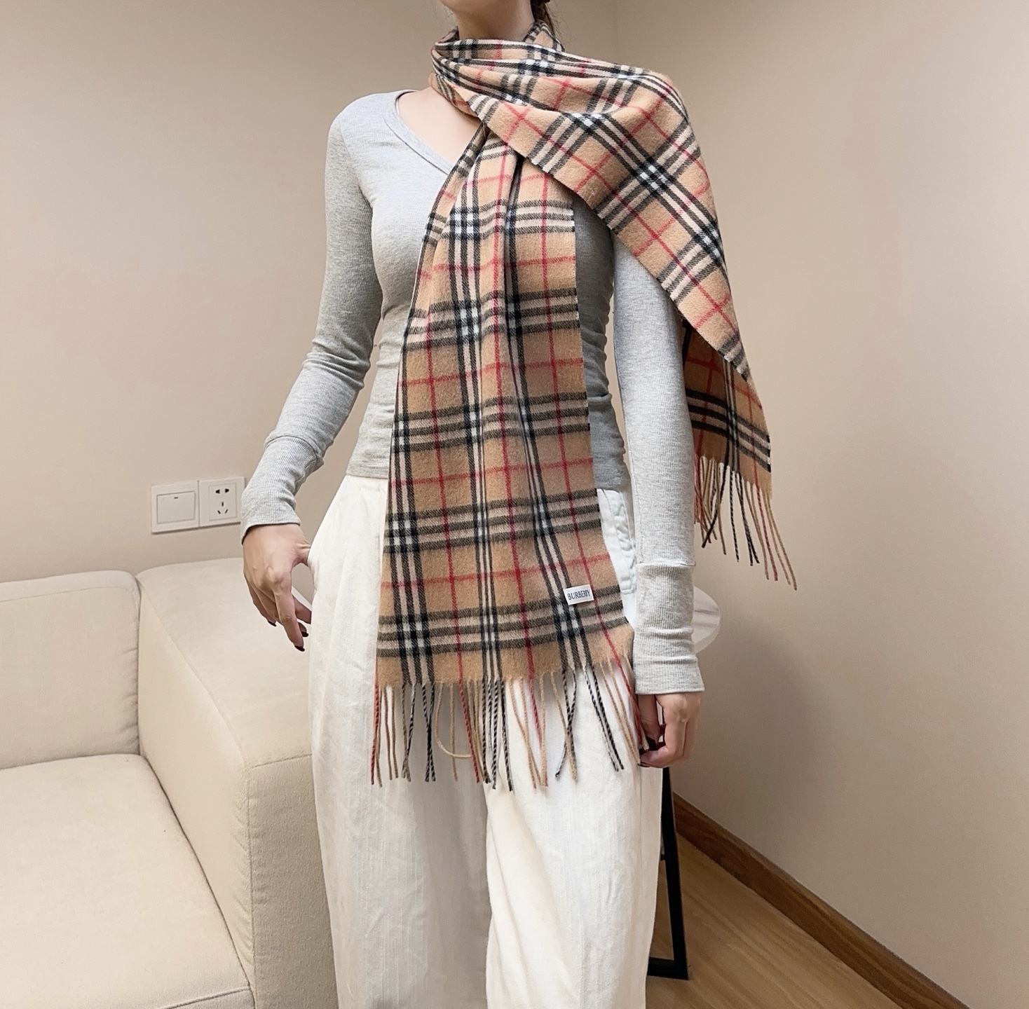 上新❤️新年红提前来啦！王牌口碑burberry经典羊绒格子围巾‼️专柜最新品相，目前专柜都换上了新标👍