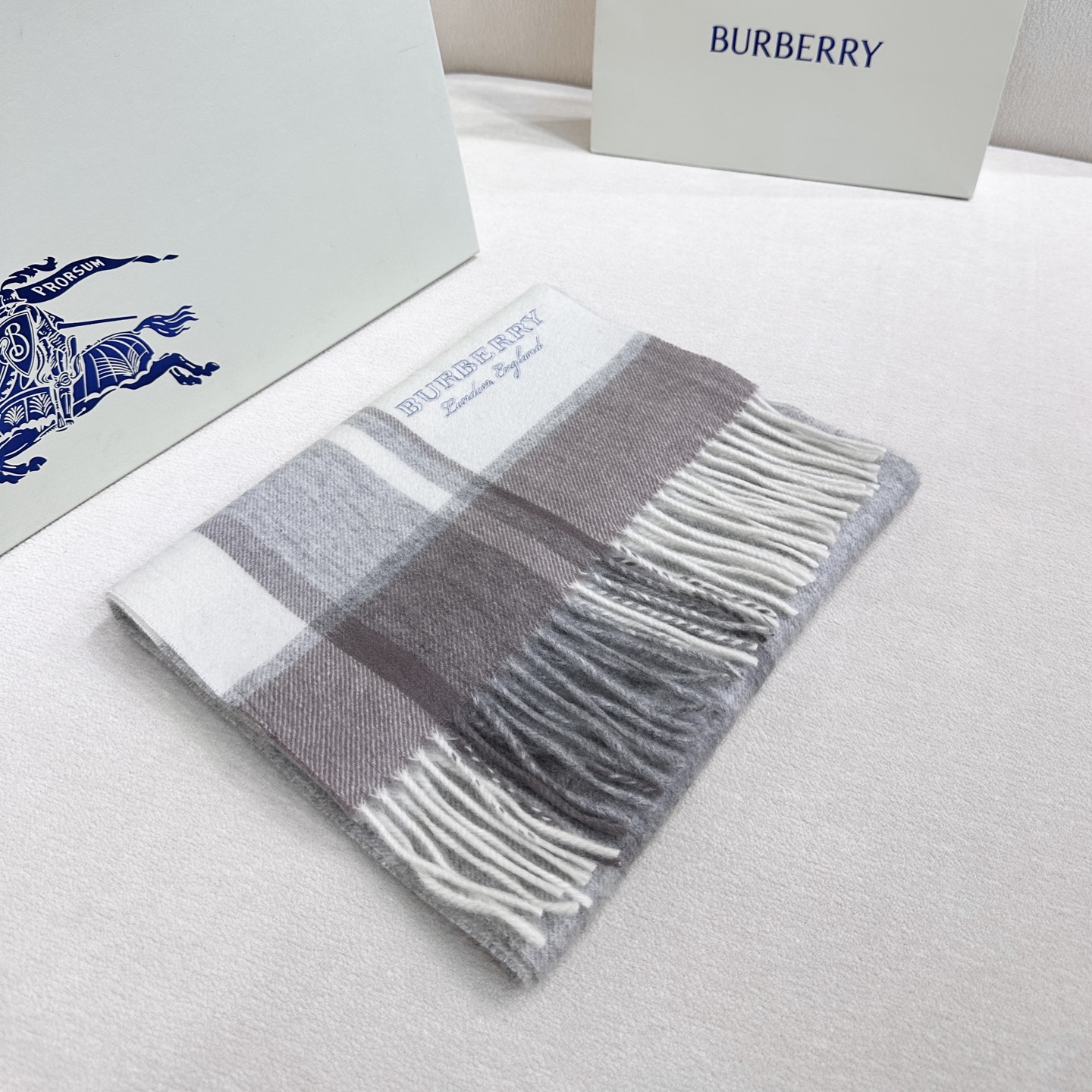 上新❤️百分之百山羊绒！2025年巴宝利难得的高端男女土围巾~面料大爱，非常柔软细腻舒服‼大气简约，超级