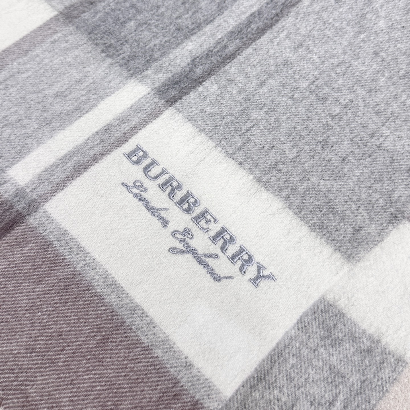 上新❤️百分之百山羊绒！2025年巴宝利难得的高端男女土围巾~面料大爱，非常柔软细腻舒服‼大气简约，超级