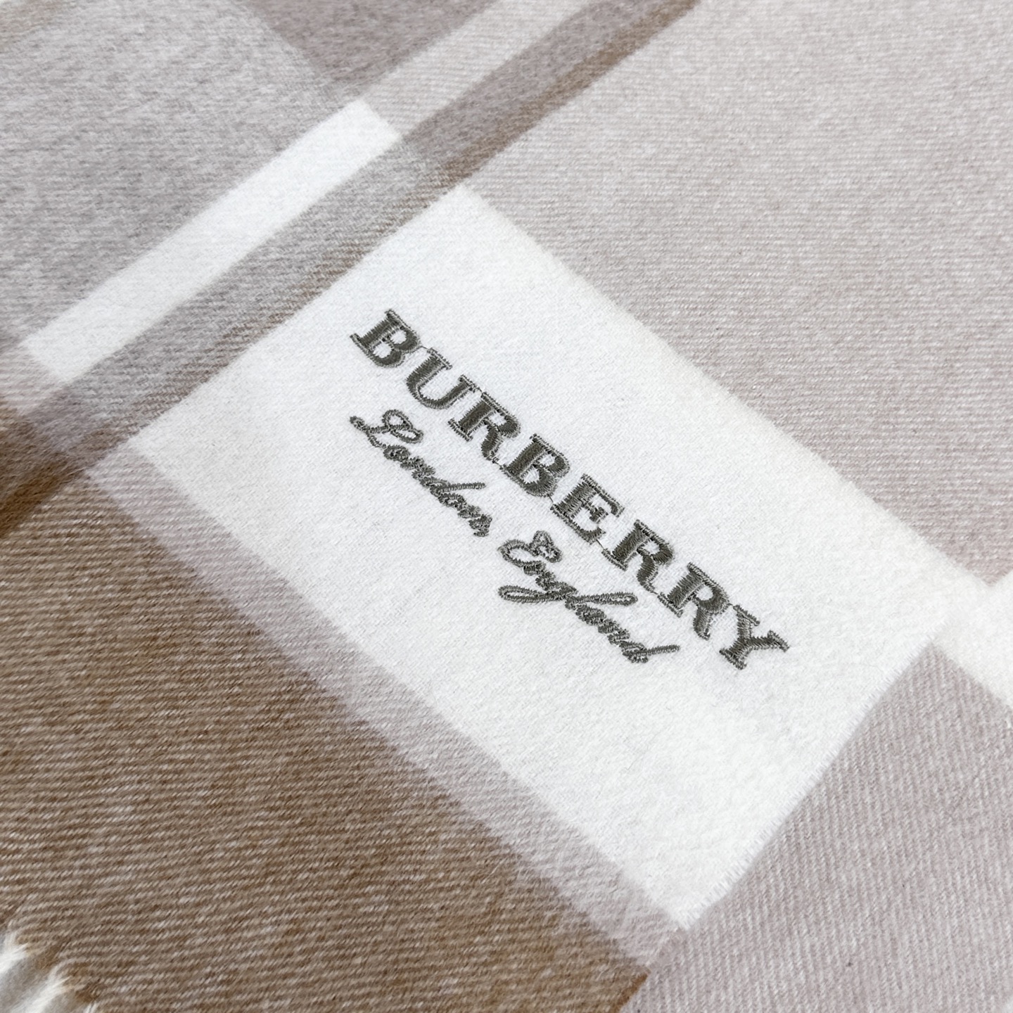 上新❤️百分之百山羊绒！2025年巴宝利难得的高端男女土围巾~面料大爱，非常柔软细腻舒服‼大气简约，超级