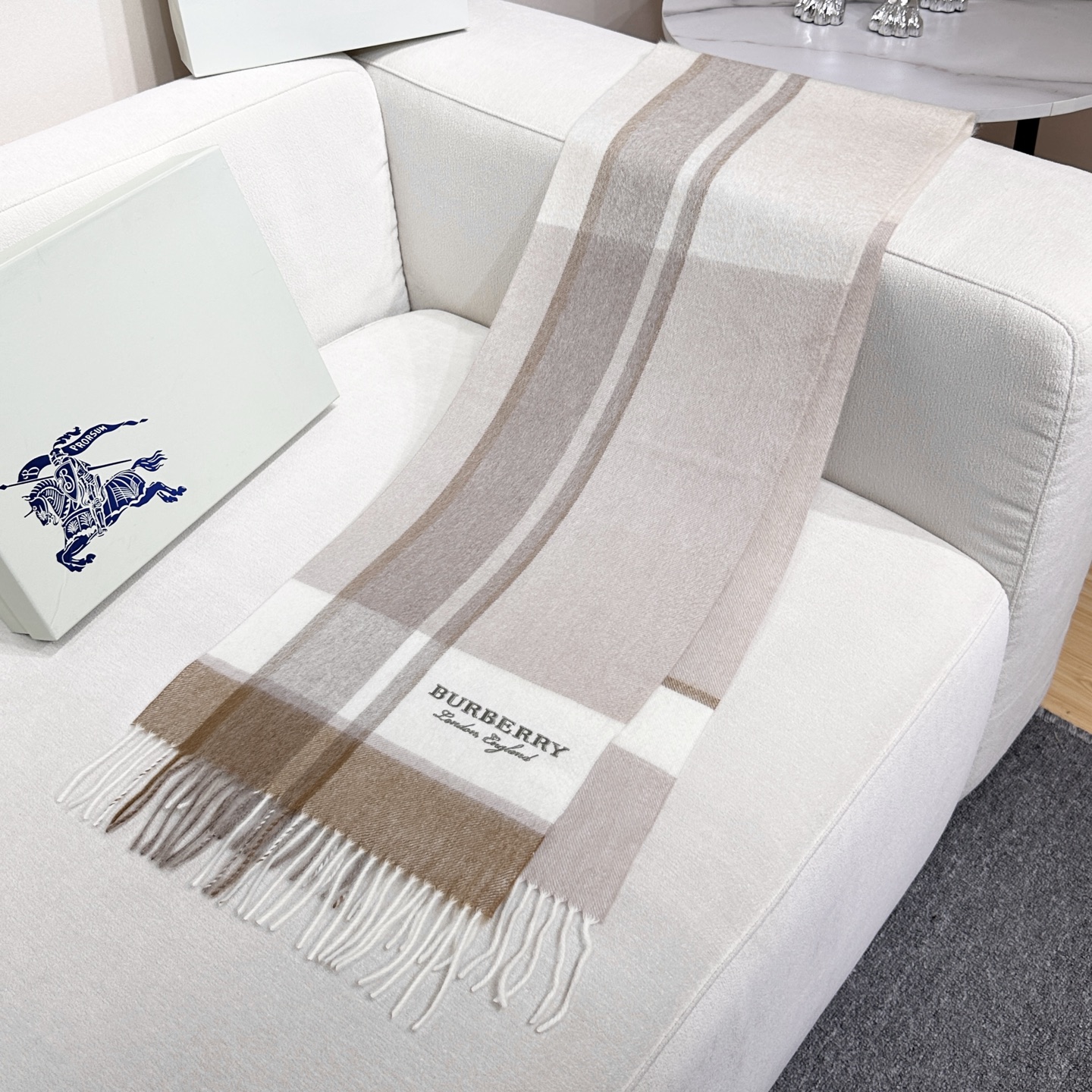 上新❤️百分之百山羊绒！2025年巴宝利难得的高端男女土围巾~面料大爱，非常柔软细腻舒服‼大气简约，超级