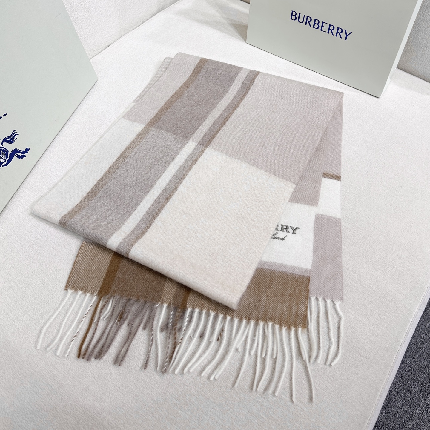 上新❤️百分之百山羊绒！2025年巴宝利难得的高端男女土围巾~面料大爱，非常柔软细腻舒服‼大气简约，超级