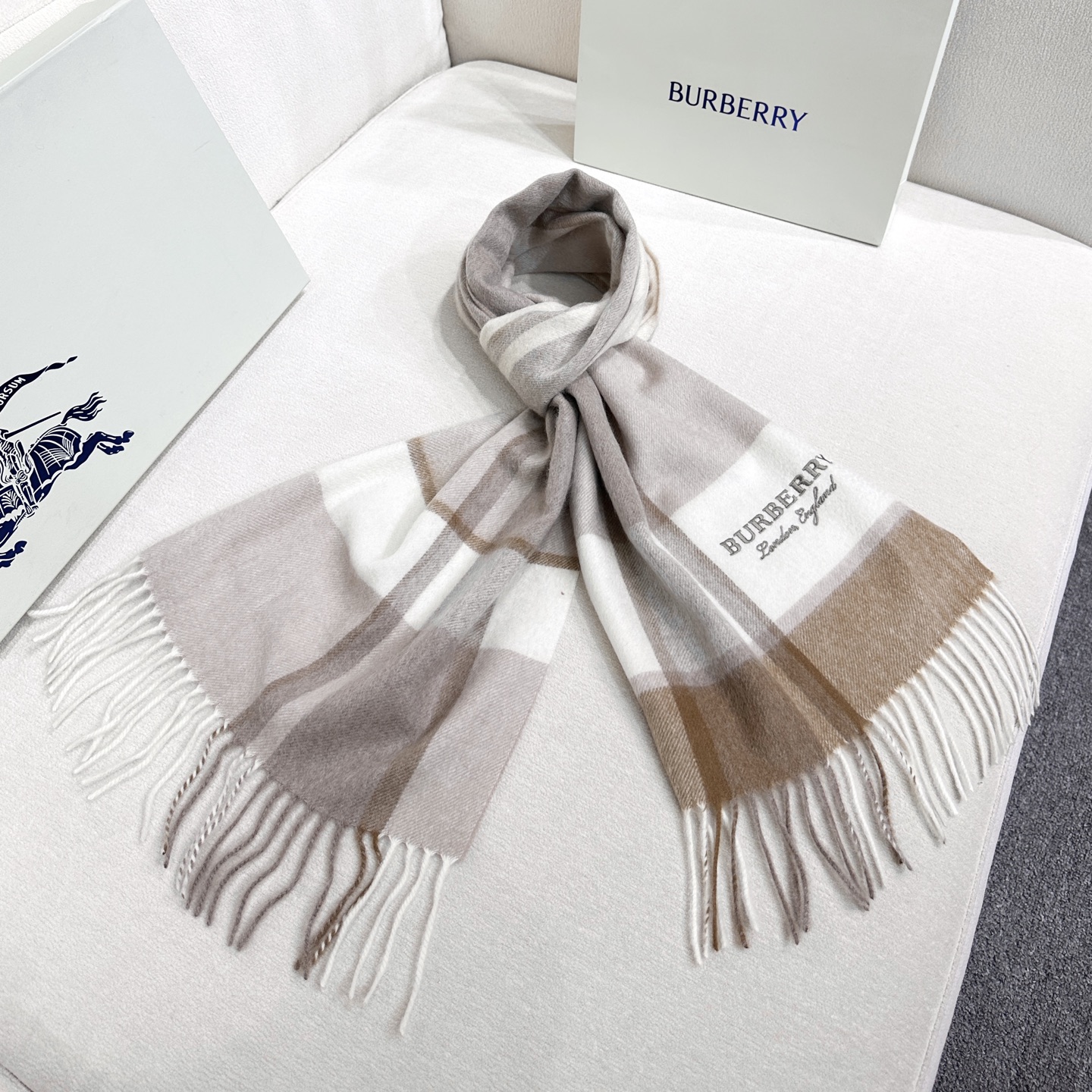 上新❤️百分之百山羊绒！2025年巴宝利难得的高端男女土围巾~面料大爱，非常柔软细腻舒服‼大气简约，超级