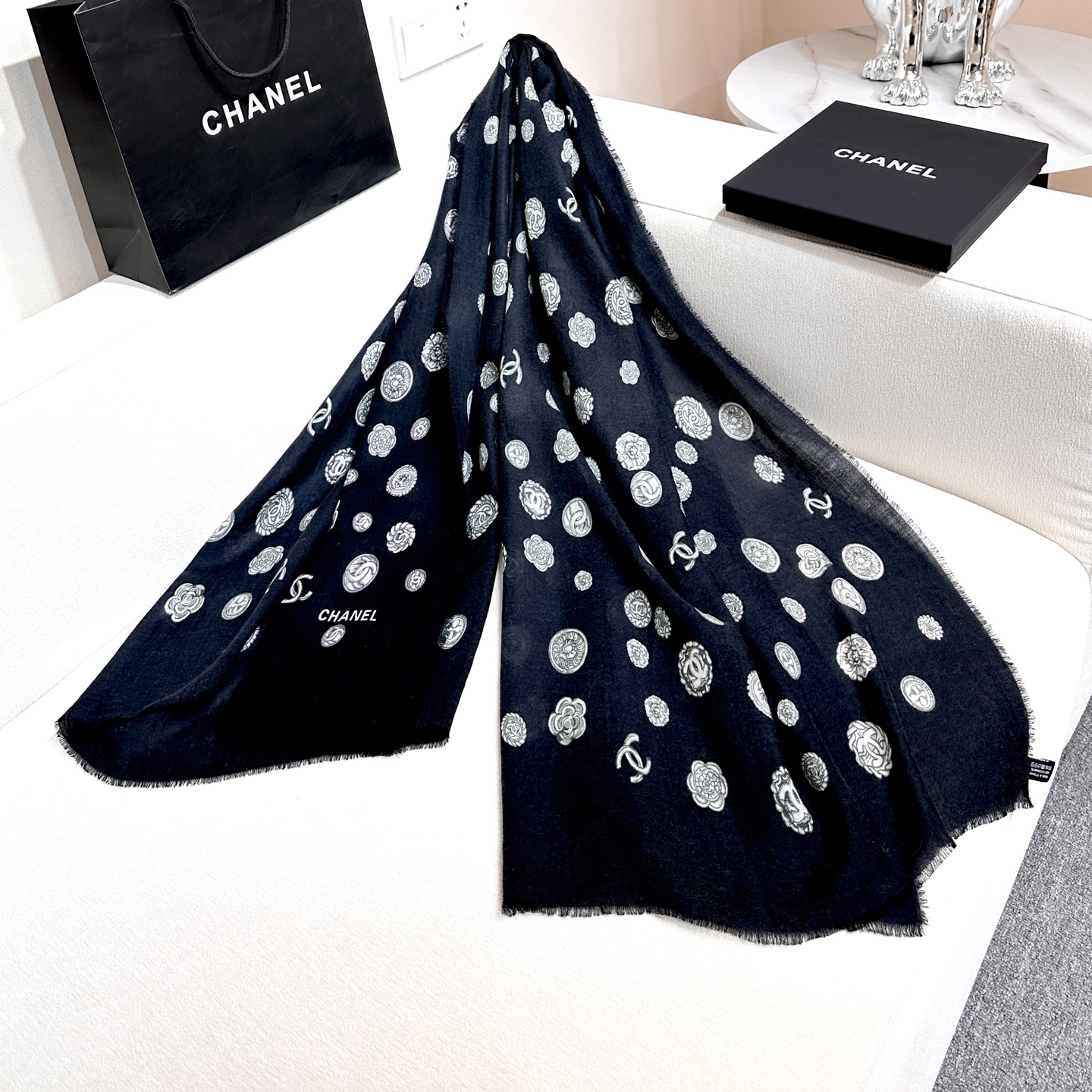 ❤️2025年香奈儿秋冬上新，美女都爱此款超级有腔调！！！】谁懂这种秋冬调性的美啊？！！！这款小香披肩也