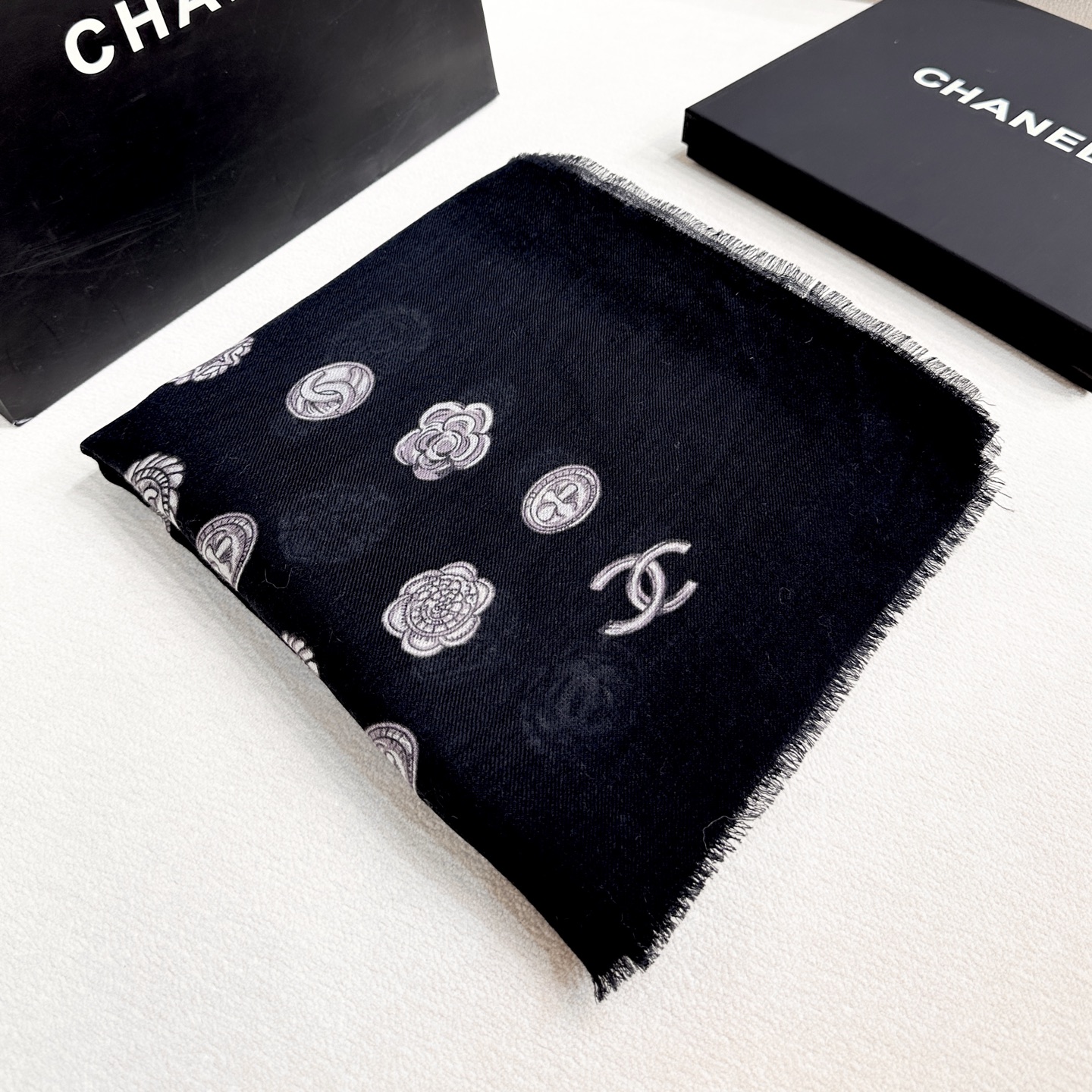 ❤️2025年香奈儿秋冬上新，美女都爱此款超级有腔调！！！】谁懂这种秋冬调性的美啊？！！！这款小香披肩也