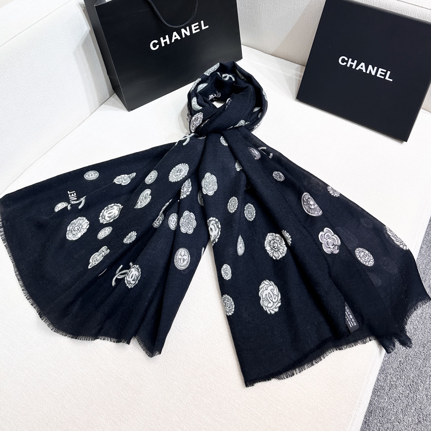 ❤️2025年香奈儿秋冬上新，美女都爱此款超级有腔调！！！】谁懂这种秋冬调性的美啊？！！！这款小香披肩也