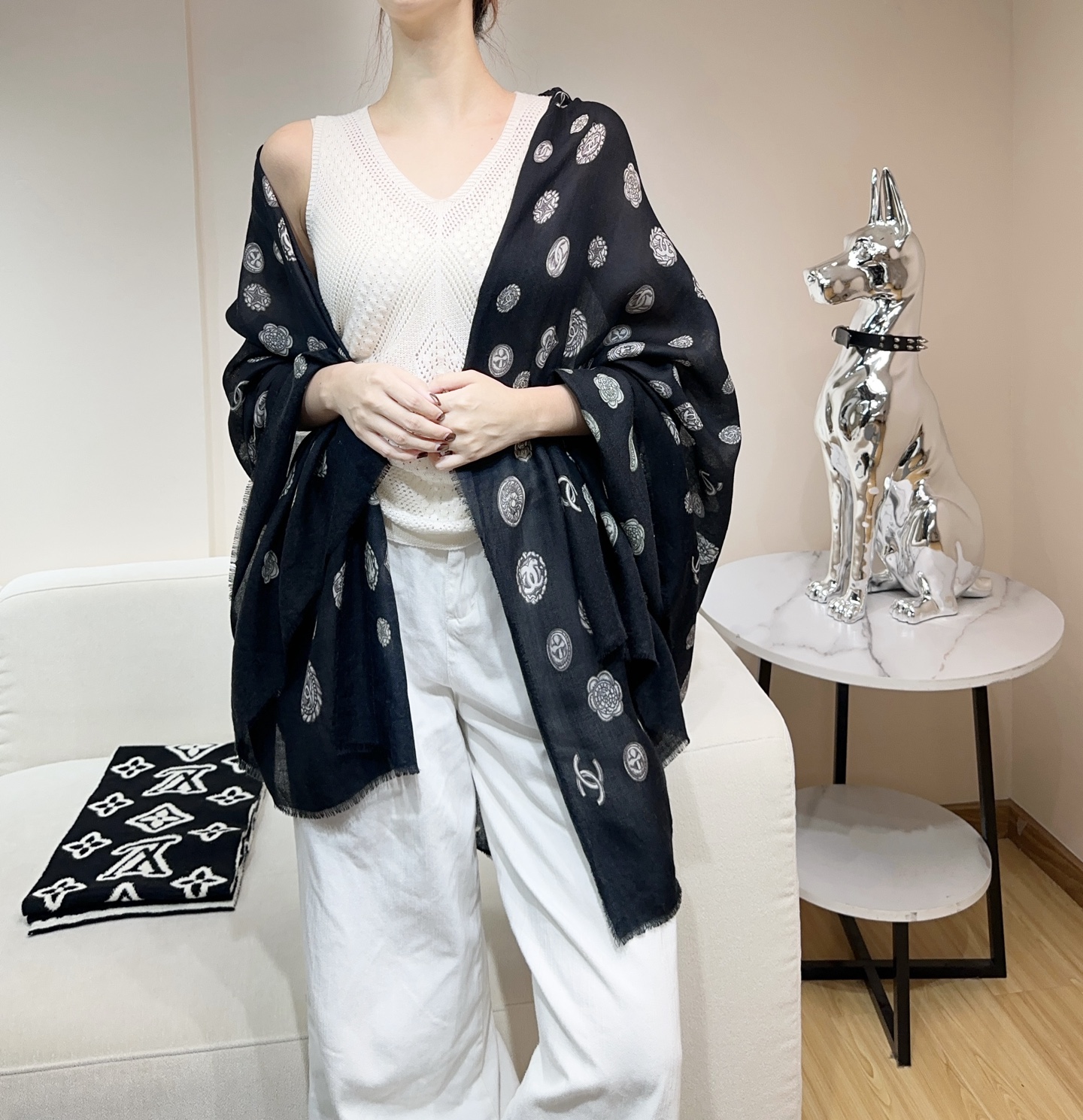 NO:603240,Chanel's new fall and winter 2025 style, beauties love this style, it's super classy!  !  !  】Who knows the beauty of this autumn and winter tone?  !  !  !  This little fragrant shawl is also one of my favorites. I fell in love with it as soon as I tried it on!  !  !  The 300-count ring velvet is simply amazing!  The design is so high-quality that I can only say that it is very durable!  The texture, texture and design are amazing. It super brightens the skin tone and makes people look white and tender. The arms, face and neck seem to have soft light filters, which is very refreshing!  !  !  Size 100*200cm, high version scarf, high version scarf, chanel, ring, shawls198609092025年香奈儿秋冬上新,美女都爱此款 超级有腔调！！！】谁懂这种秋冬调性的美啊？！！！这款小香披肩也是我疯狂喜欢的一款,一试完就爱惨！！！300支戒指绒简直绝了！设计太有水准只能说,非常耐品！质感质地和设计都狂心水,超级提亮肤色,能把人都衬得白白嫩嫩,胳膊啊、脸和脖子都好像加了柔光滤镜一样,非常精神提气！！！尺寸100*200cm,高版本围巾,高版本围巾,chanel,ring,shawls,scarf