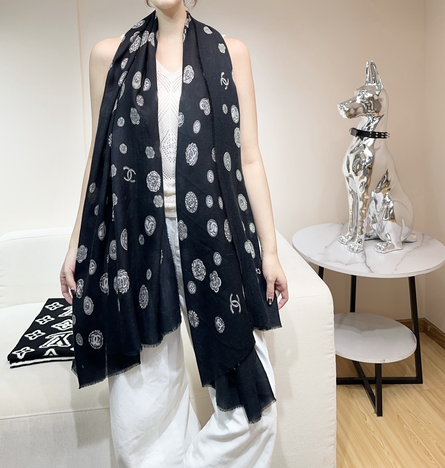 ❤️2025年香奈儿秋冬上新，美女都爱此款超级有腔调！！！】谁懂这种秋冬调性的美啊？！！！这款小香披肩也