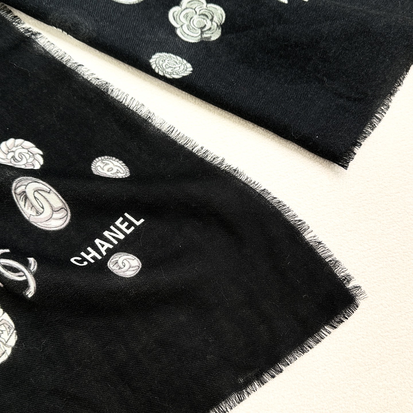 ❤️2025年香奈儿秋冬上新，美女都爱此款超级有腔调！！！】谁懂这种秋冬调性的美啊？！！！这款小香披肩也