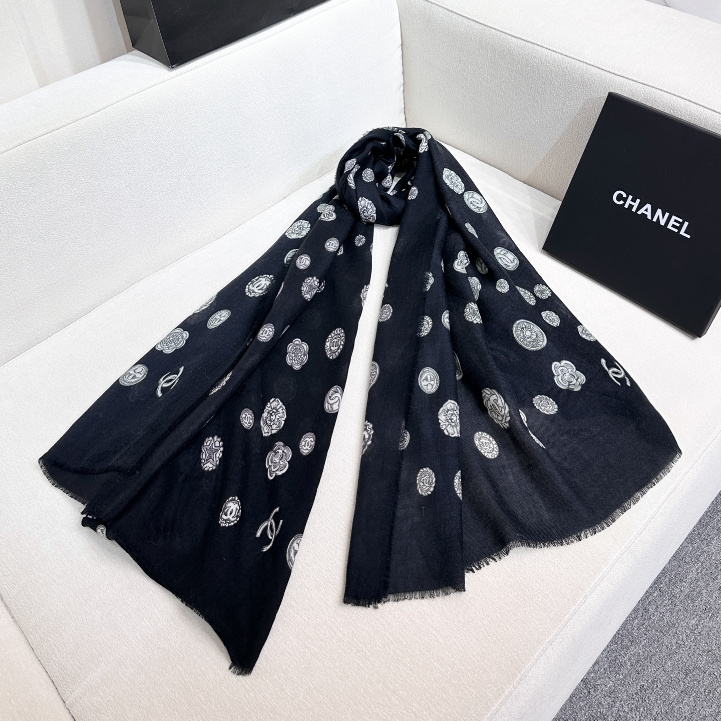 ❤️2025年香奈儿秋冬上新，美女都爱此款超级有腔调！！！】谁懂这种秋冬调性的美啊？！！！这款小香披肩也