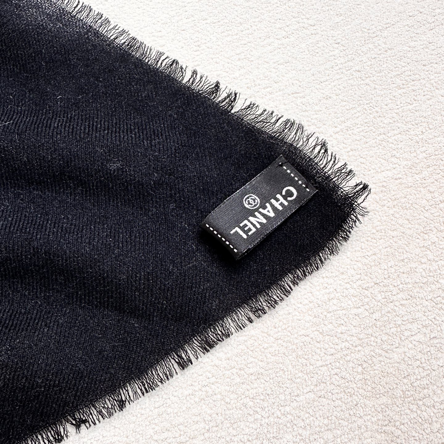 ❤️2025年香奈儿秋冬上新，美女都爱此款超级有腔调！！！】谁懂这种秋冬调性的美啊？！！！这款小香披肩也