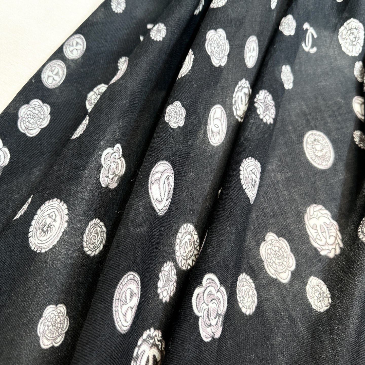 ❤️2025年香奈儿秋冬上新，美女都爱此款超级有腔调！！！】谁懂这种秋冬调性的美啊？！！！这款小香披肩也