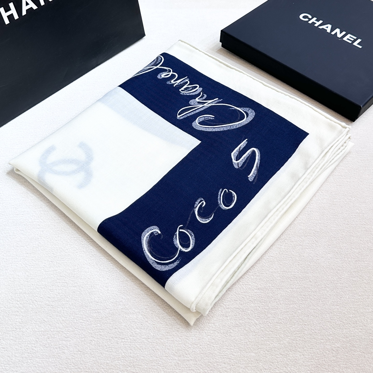 Chanel ~25。秋冬新品～【140顶级丝毛双面同色】穿搭灵感大爆发披肩用来搭配真的很嗲嗲嗲真的太美