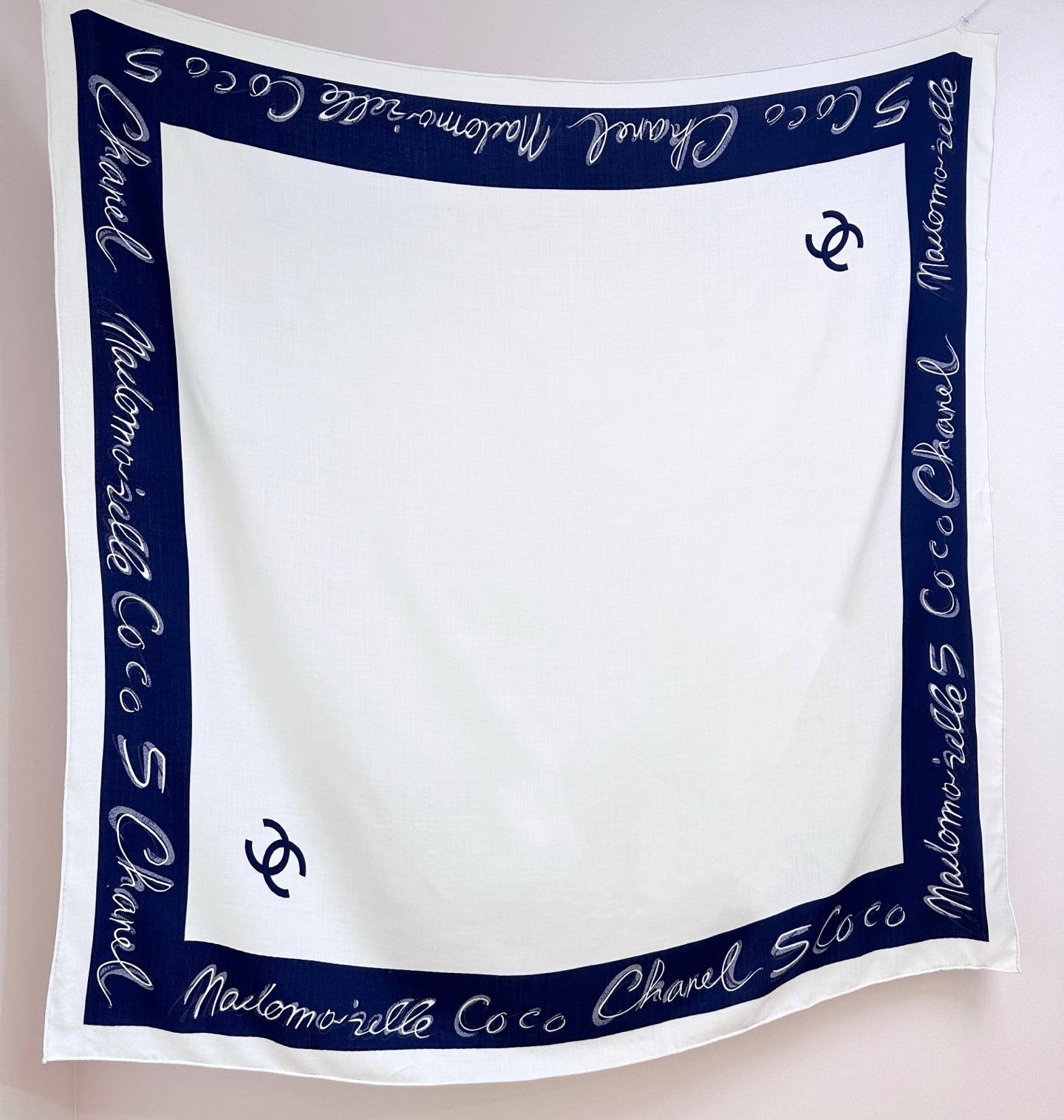 Chanel ~25。秋冬新品～【140顶级丝毛双面同色】穿搭灵感大爆发披肩用来搭配真的很嗲嗲嗲真的太美