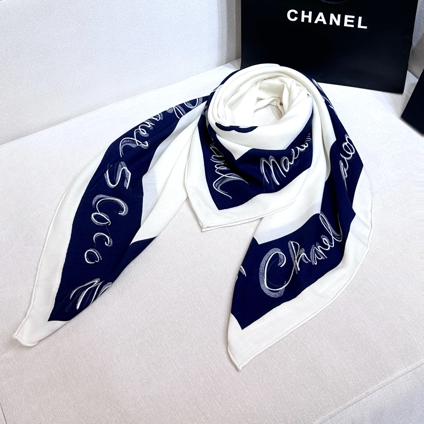 Chanel ~25。秋冬新品～【140顶级丝毛双面同色】穿搭灵感大爆发披肩用来搭配真的很嗲嗲嗲真的太美